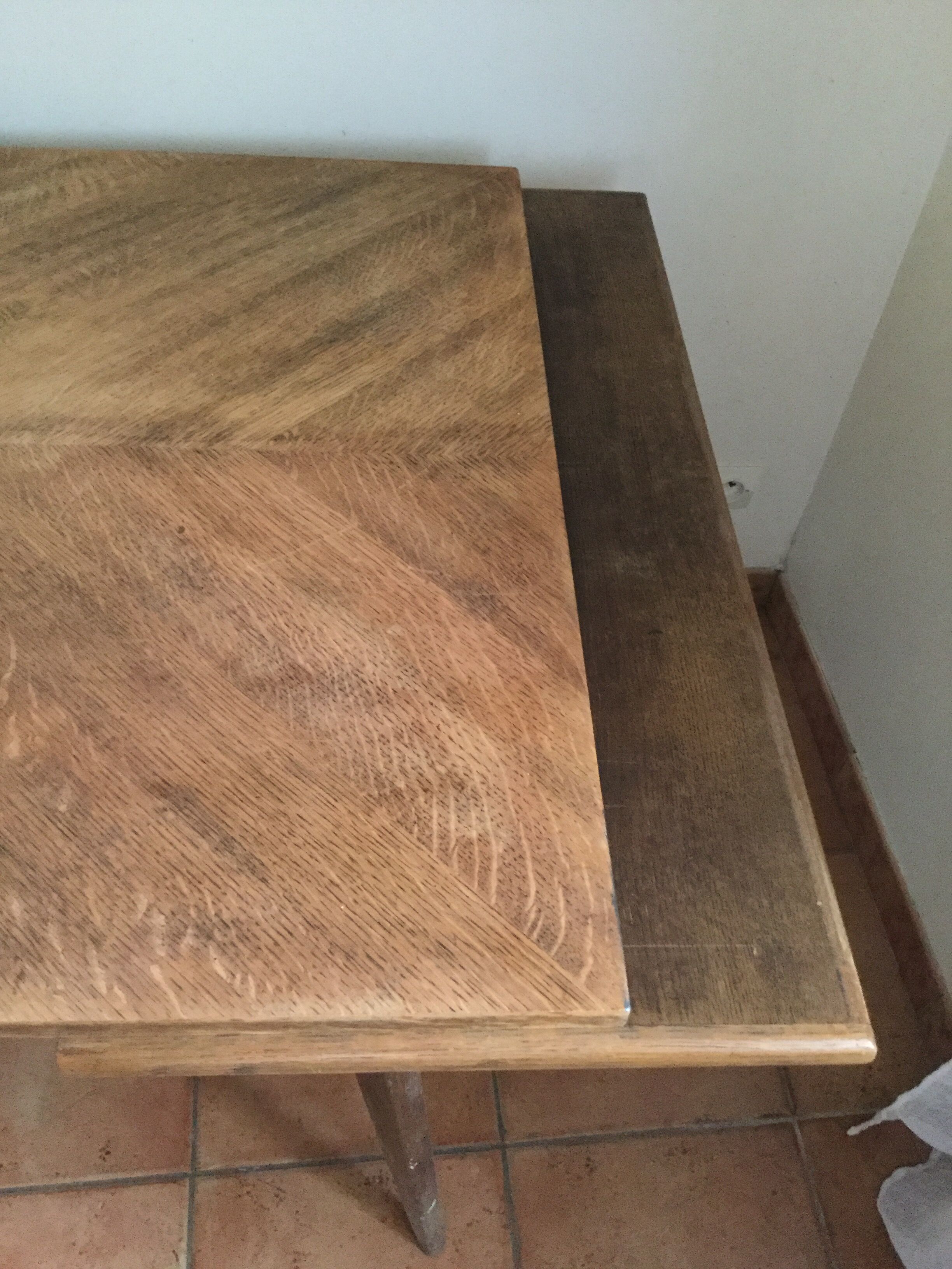 Extendable table with compass feet