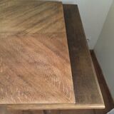 Extendable table with compass feet