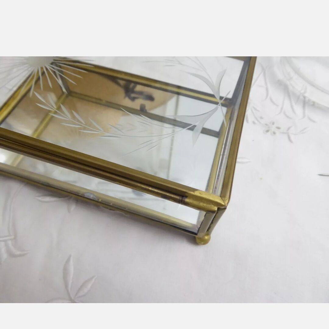 Vintage jewelry box in engraved glass and mirror bottom