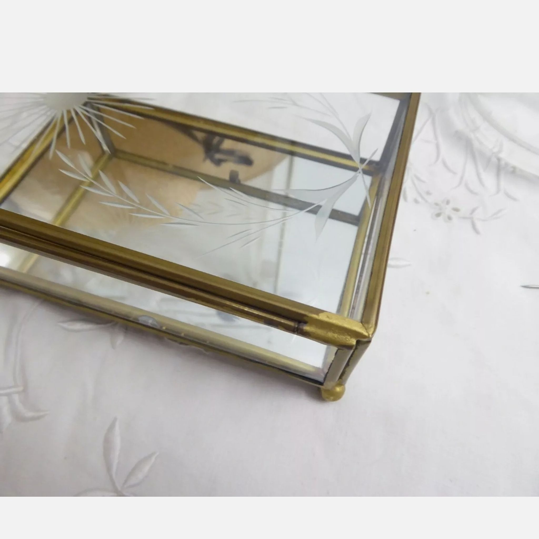 Vintage jewelry box in engraved glass and mirror bottom