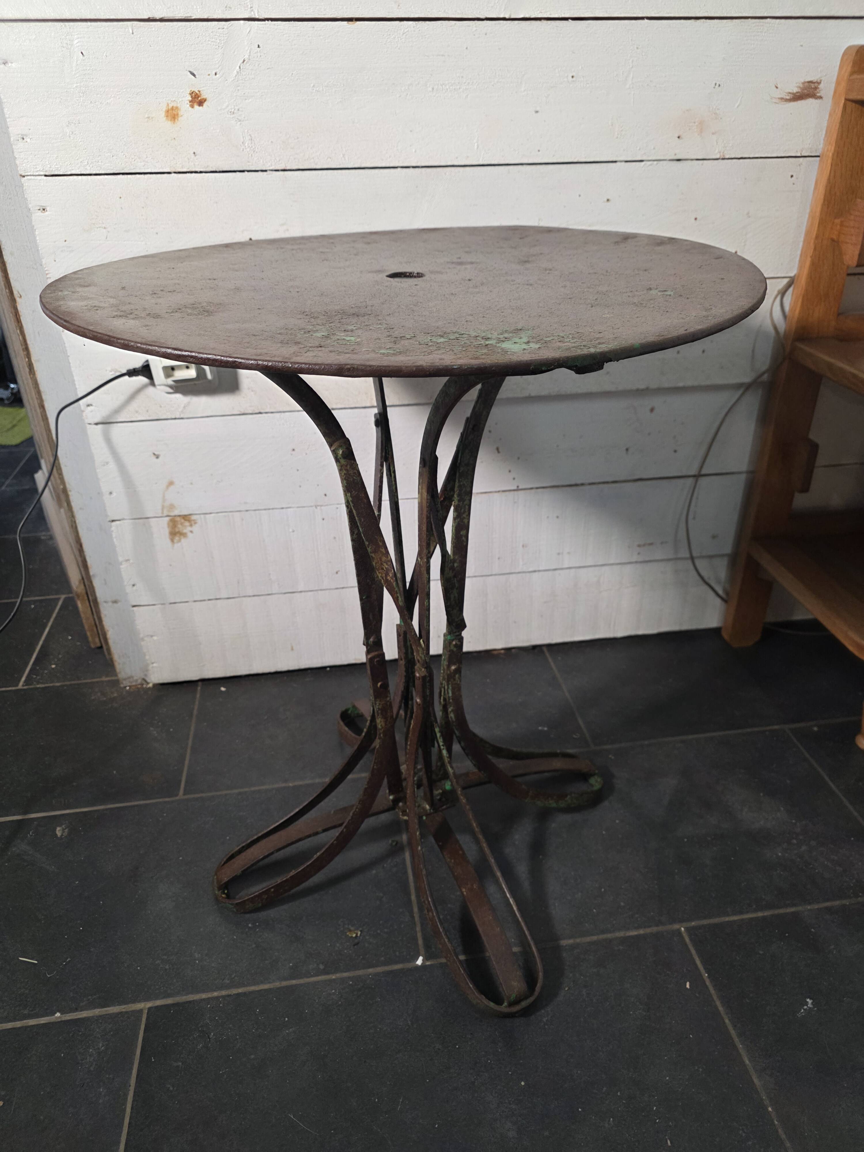 Table de jardin Eiffel en fer forgé riveté du XIXe
