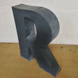 Lettre R ancienne en relief et en zinc