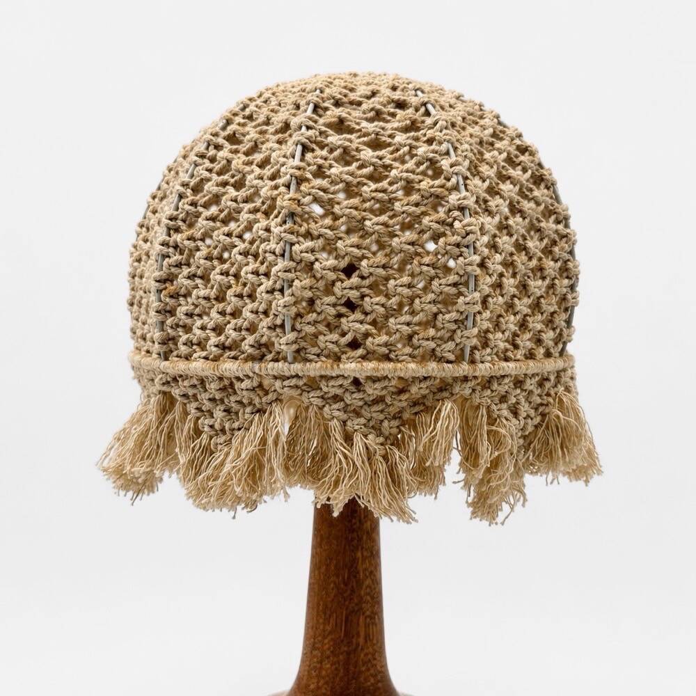 Bohemian table lamp in turned wood and macramé from the 1970s.