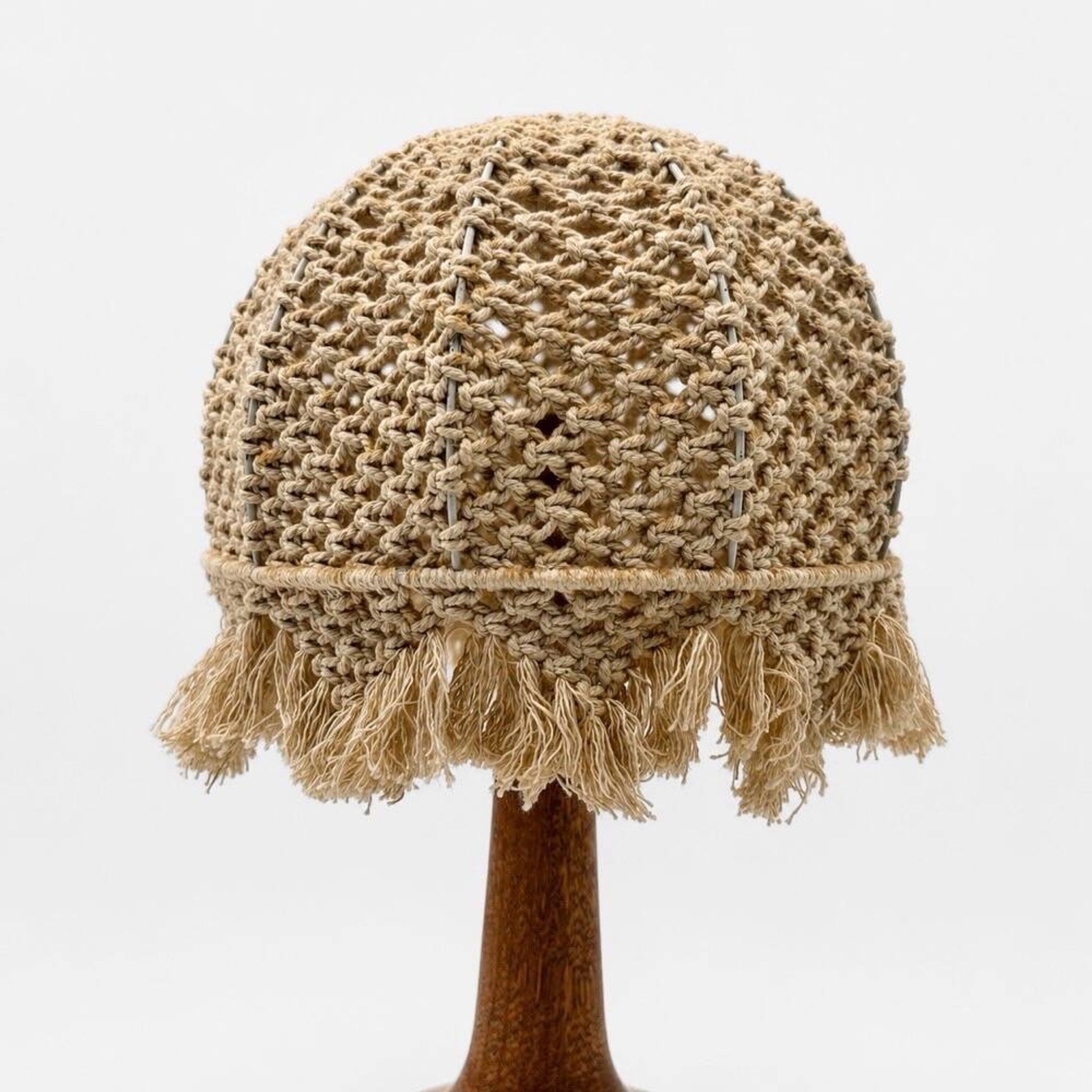 Lampe de table bohème en bois tourné et macramé 1970
