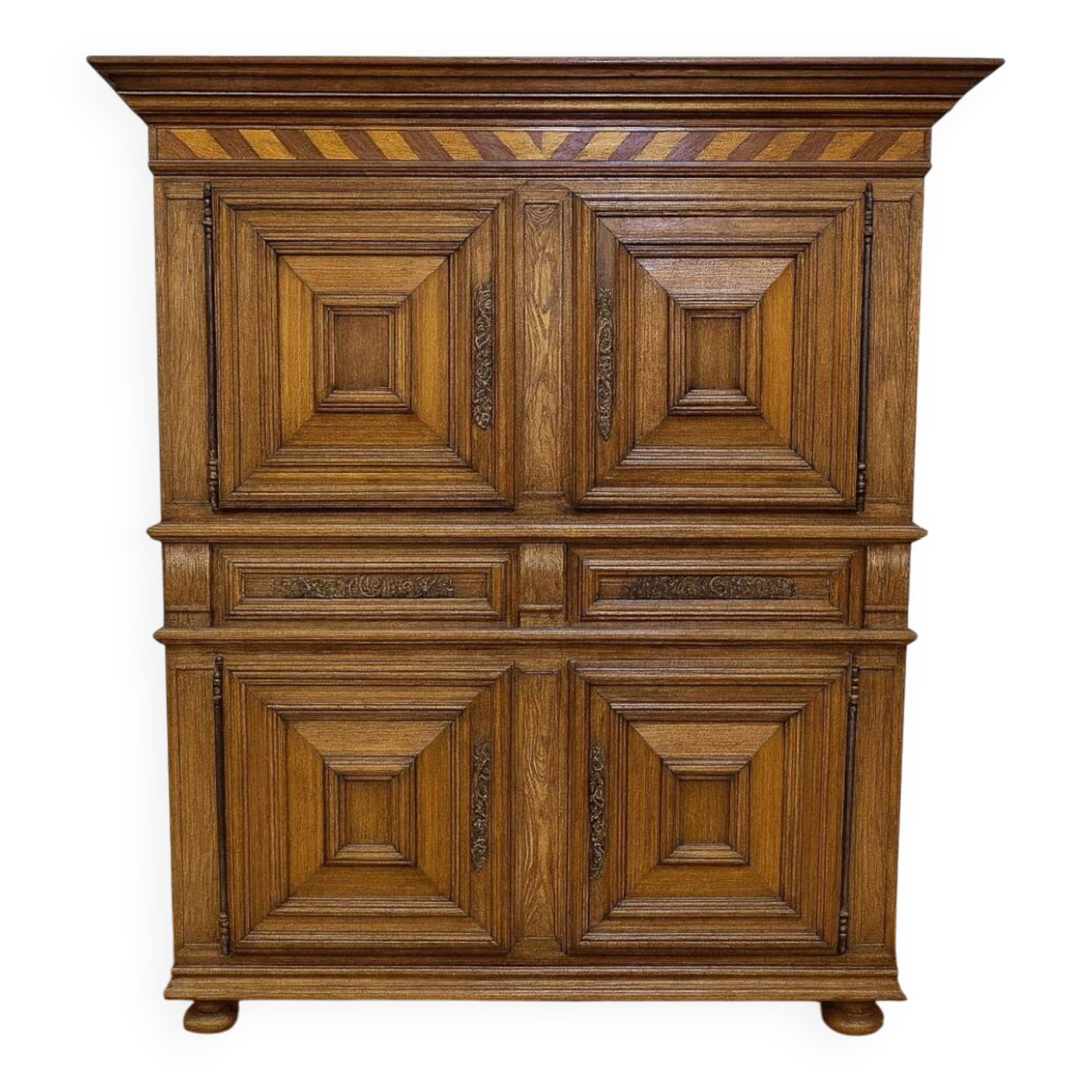 Buffet cabinet from Montbéliard, 18th century, in carved oak.