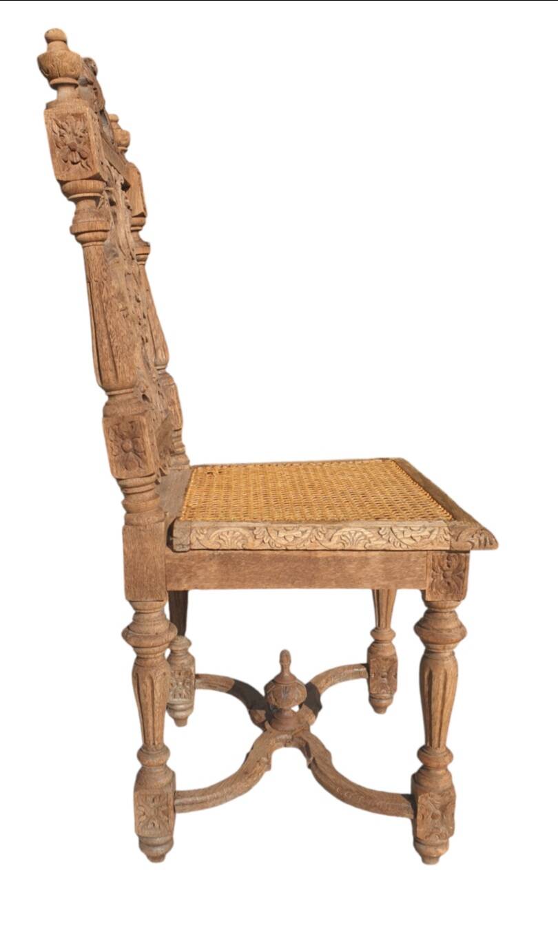 Chaise en chêne naturel sculpté