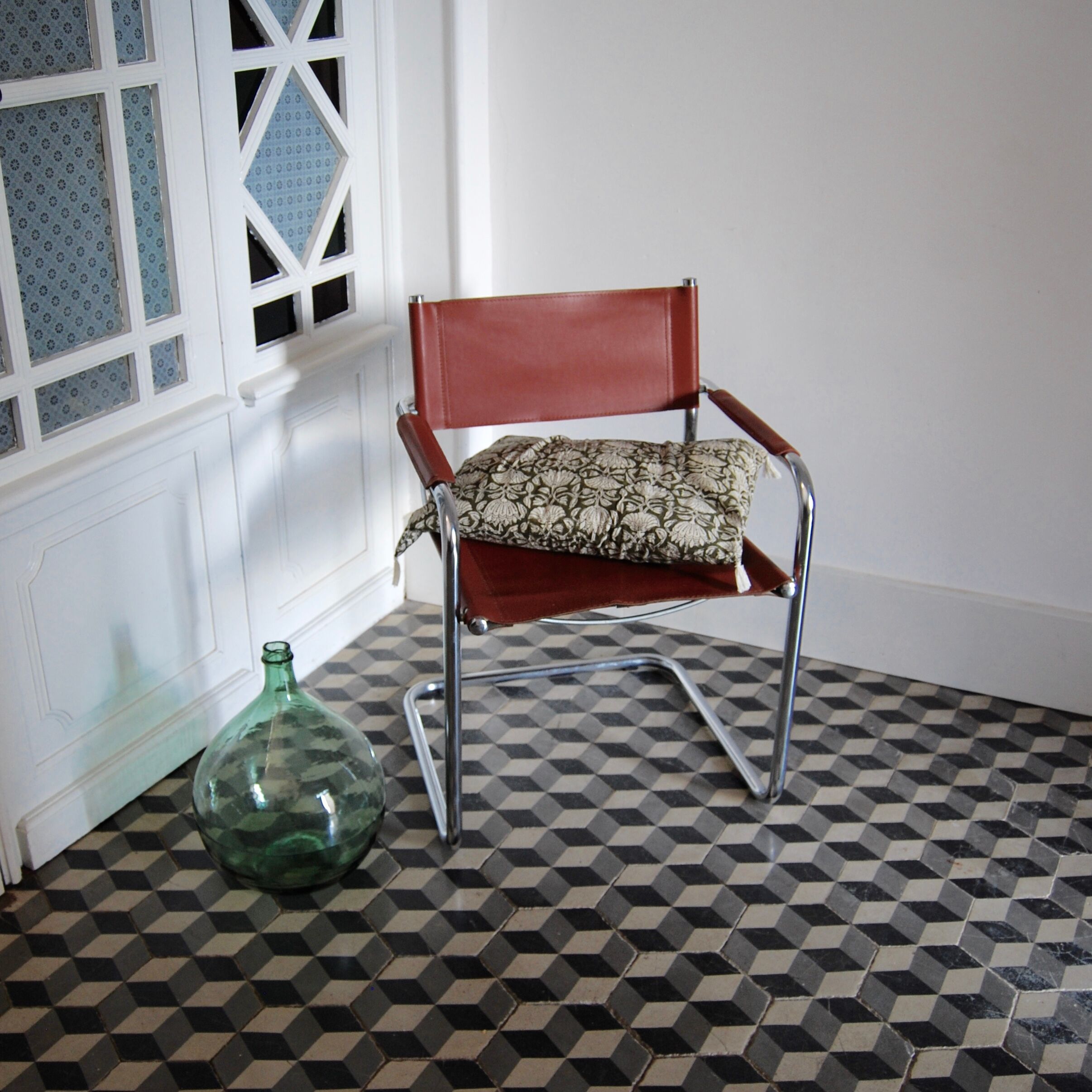 Vintage armchair in chrome and cognac leatherette