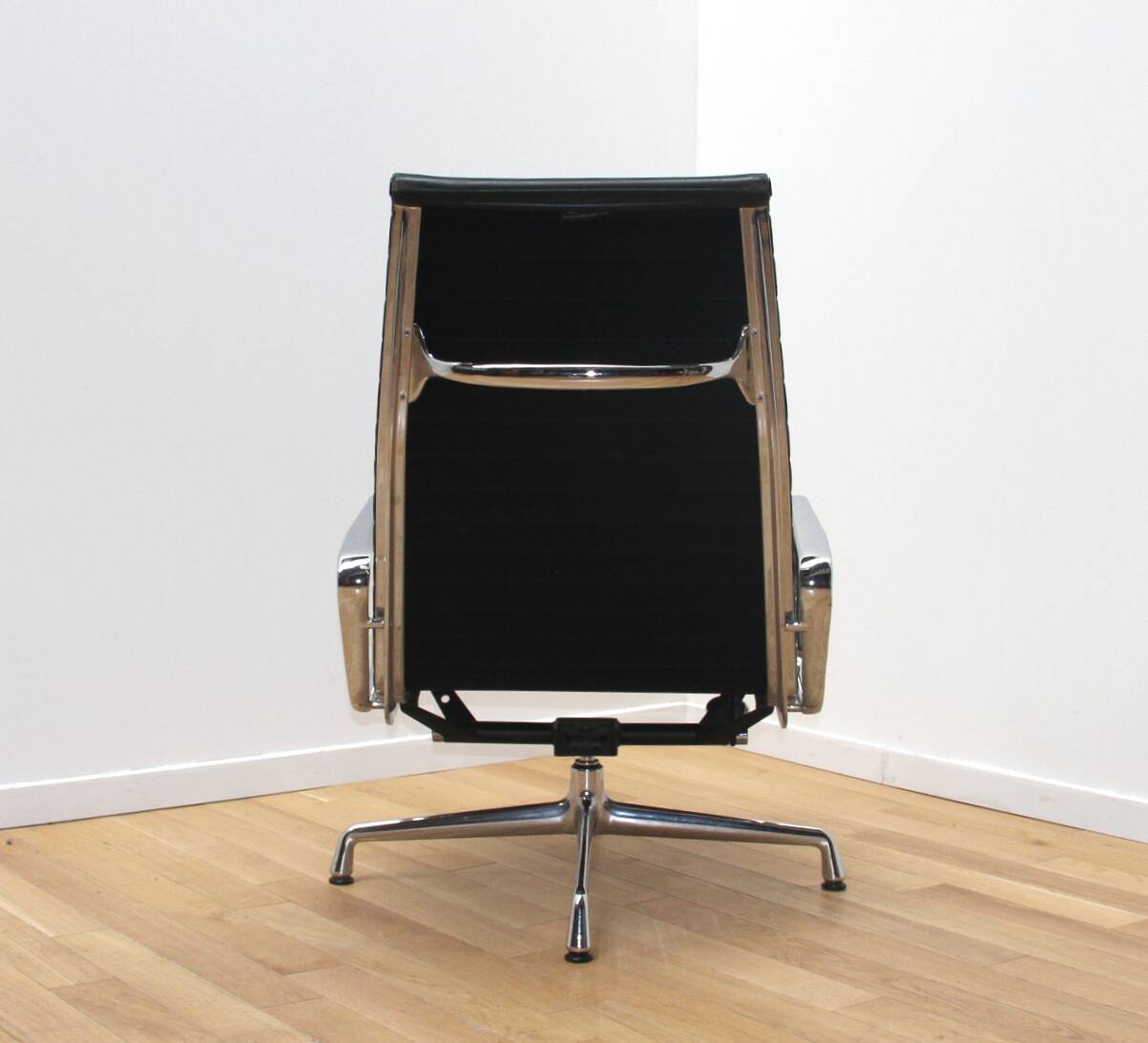 EA124 office chair, Charles & Ray Eames