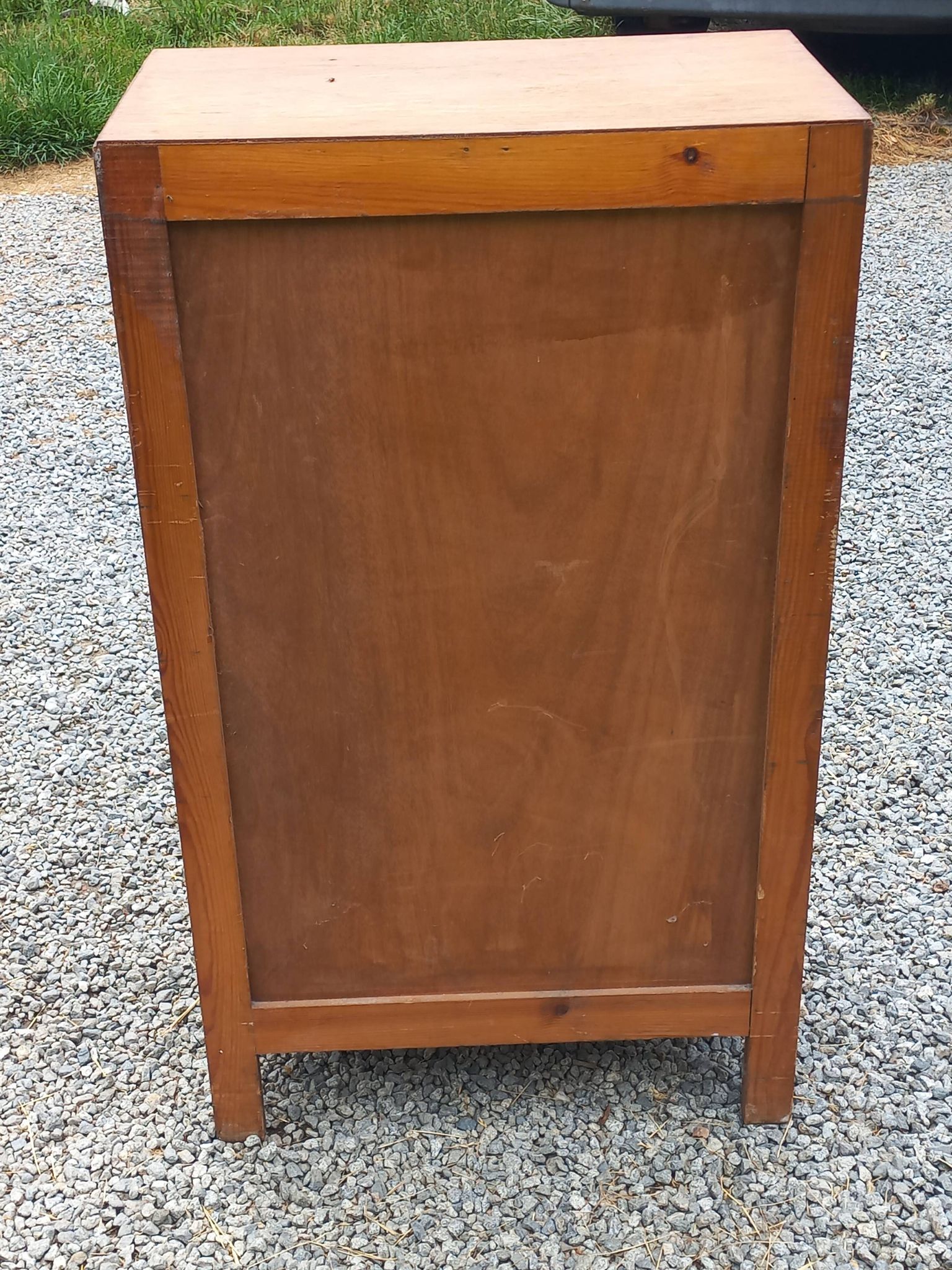 Vintage 1950s chest of drawers with tapered legs and 5 drawers.