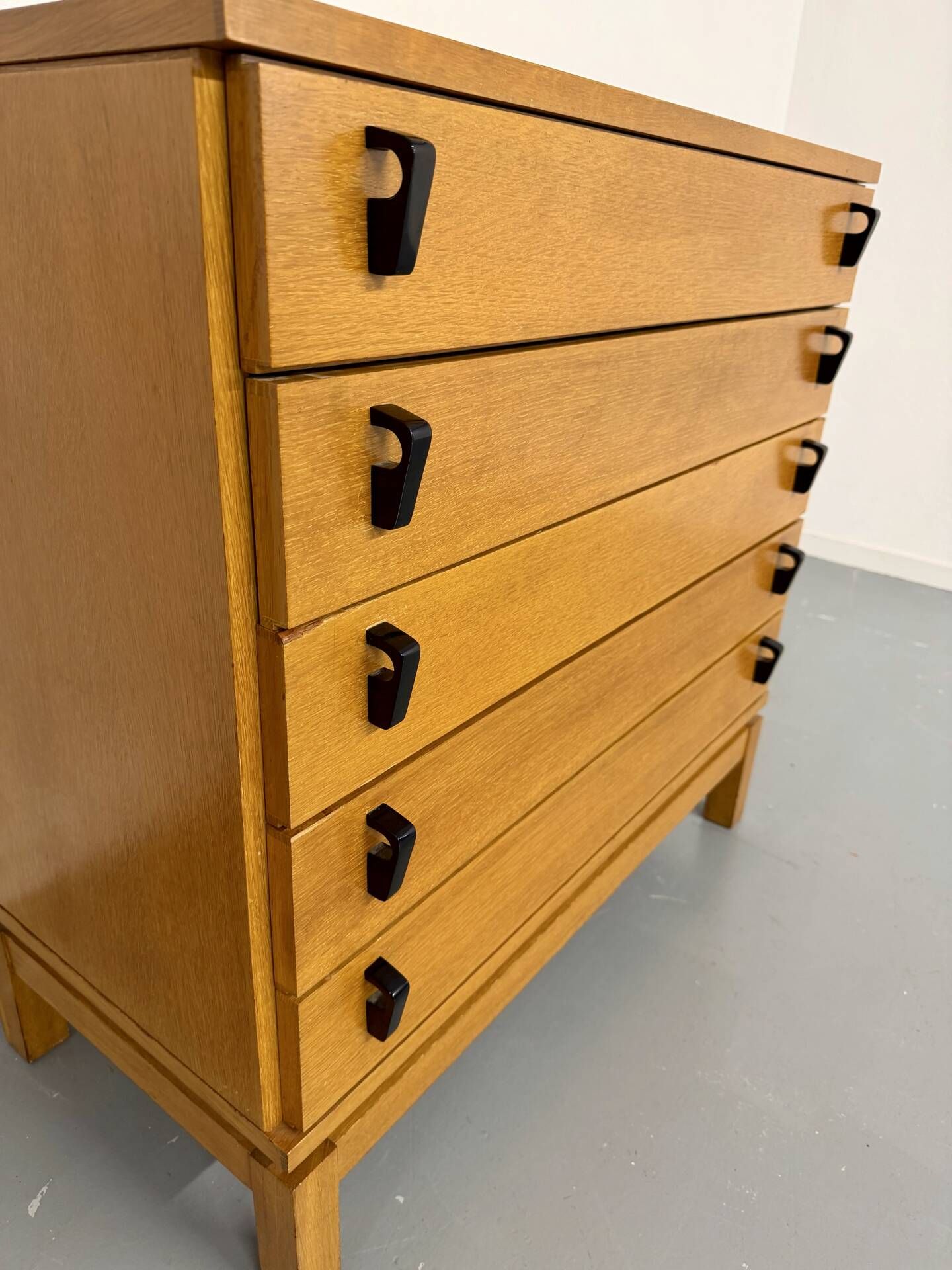 Vintage chest of drawers with 5 drawers in light wood, French design from the 60s/70s.