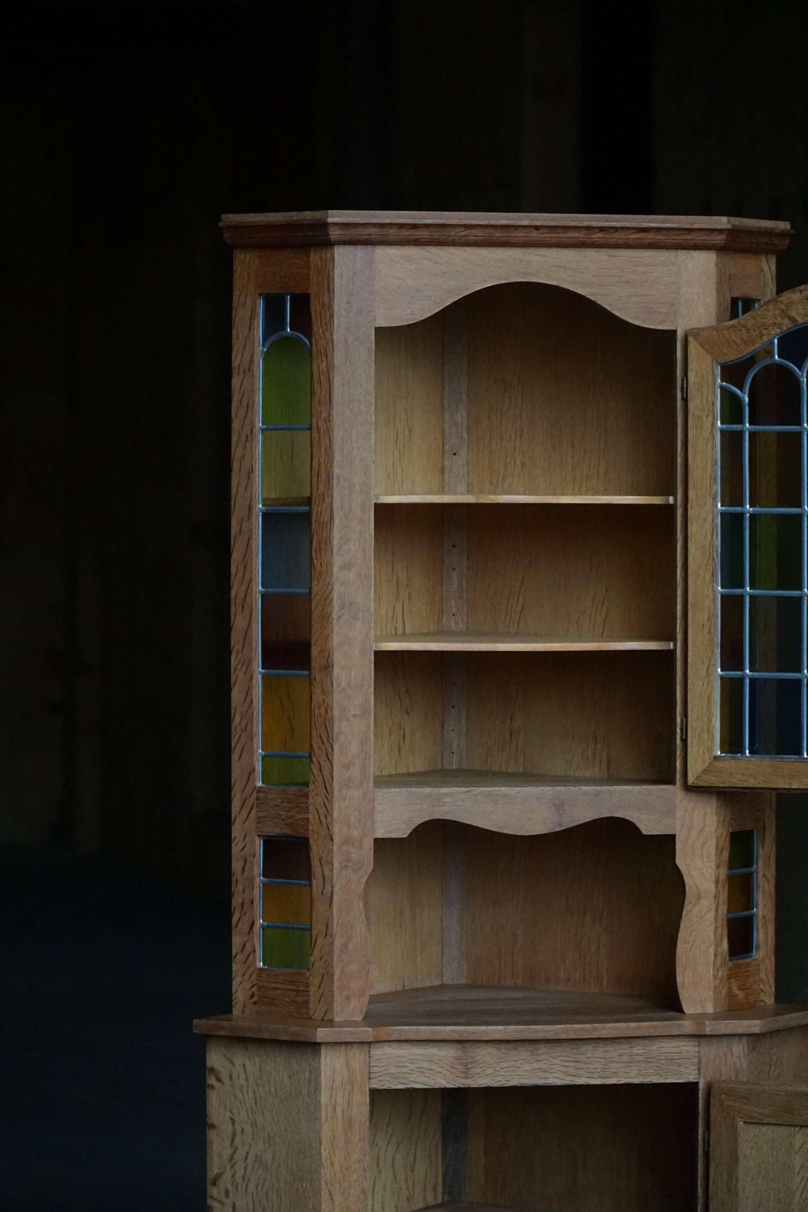 Mid-century Danish corner cabinet in oak with leaded glass, 1940s.