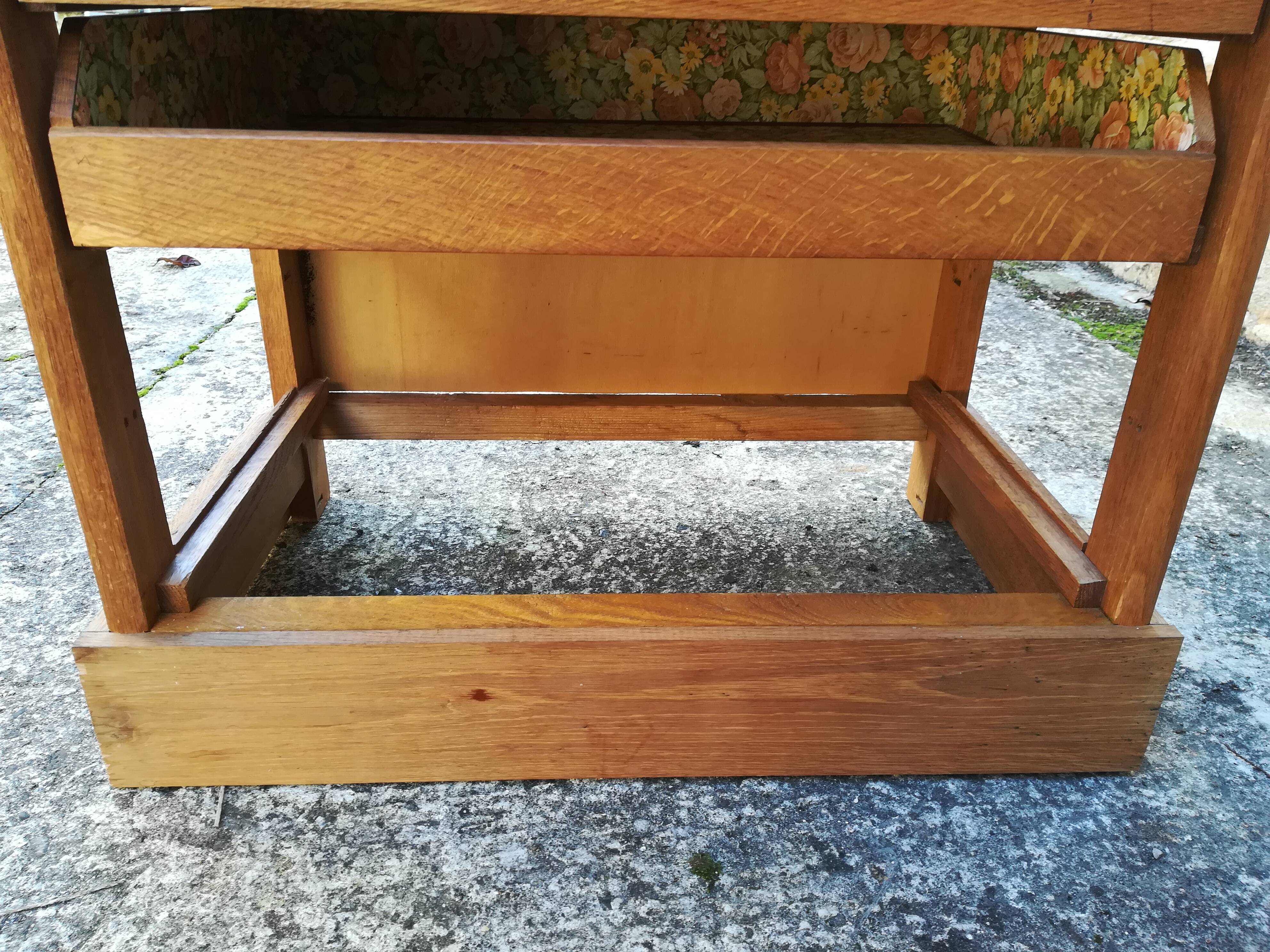 Craft furniture has drawers