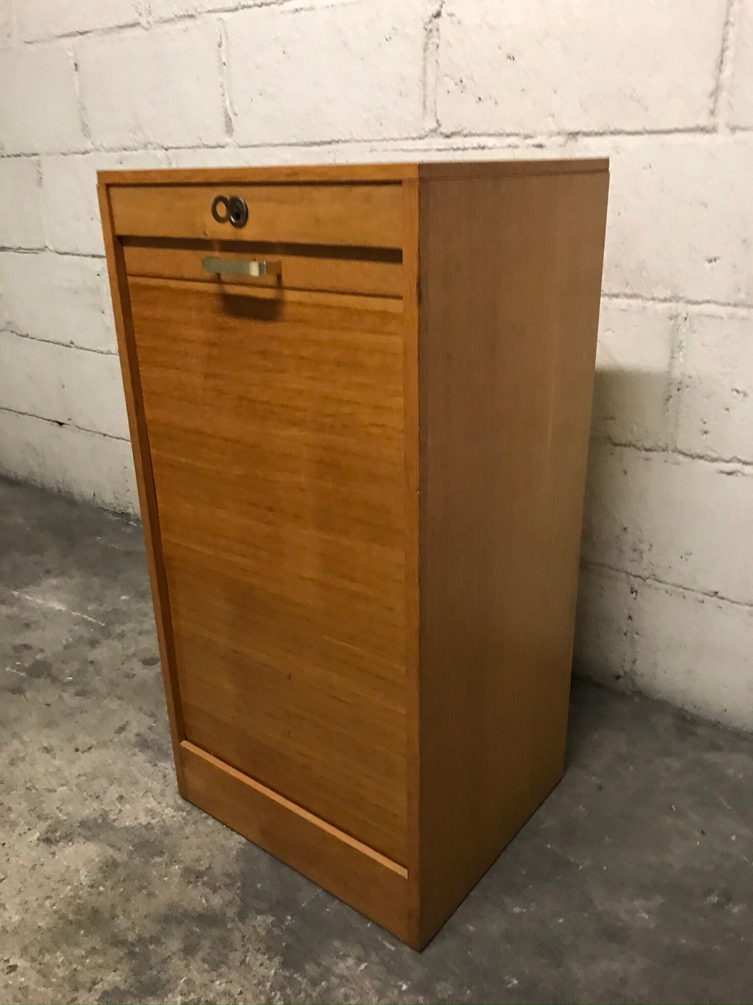 Vintage curtain-shaped binder in light honey-coloured oak