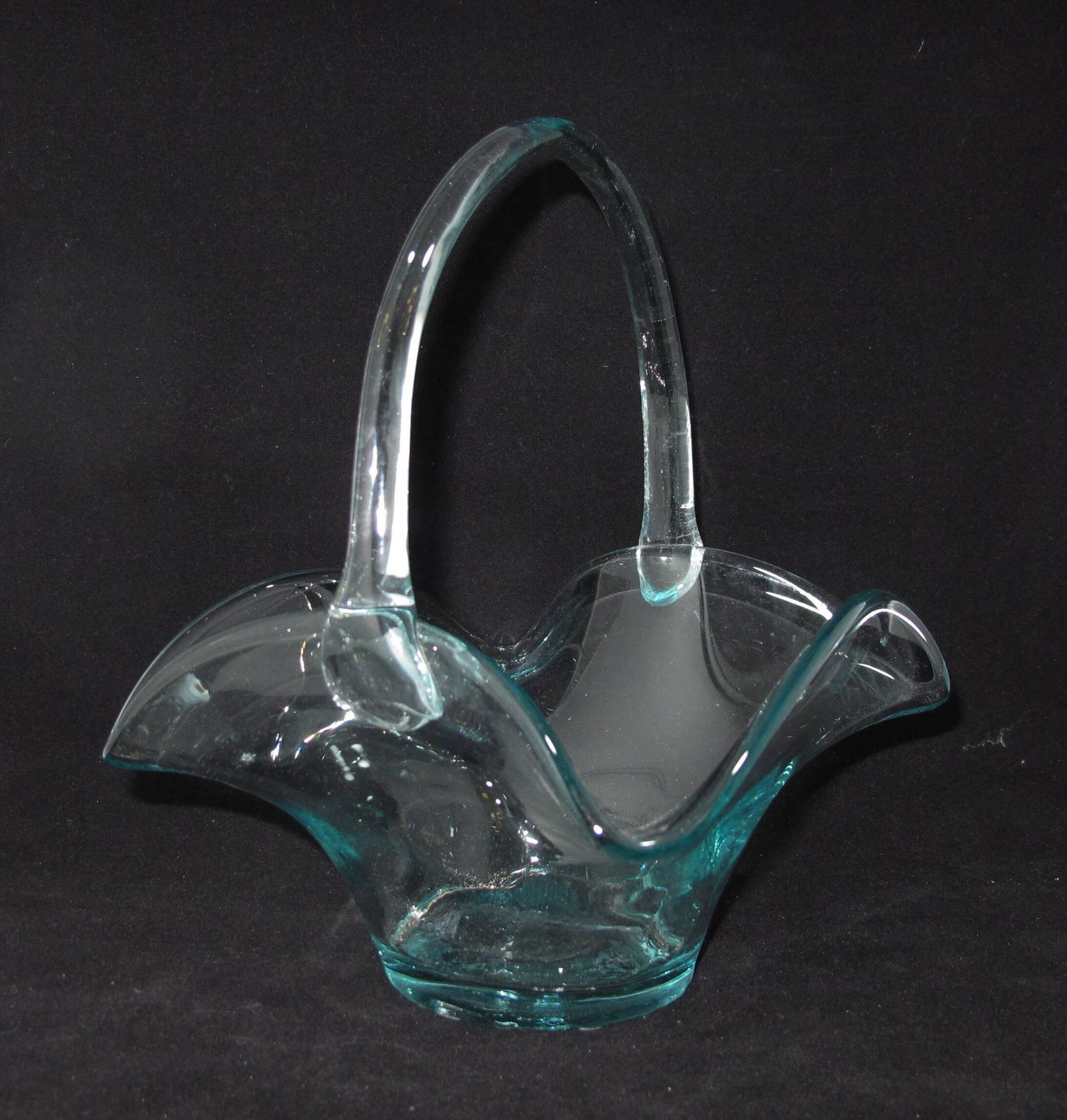 Corbeille en verre forme panier