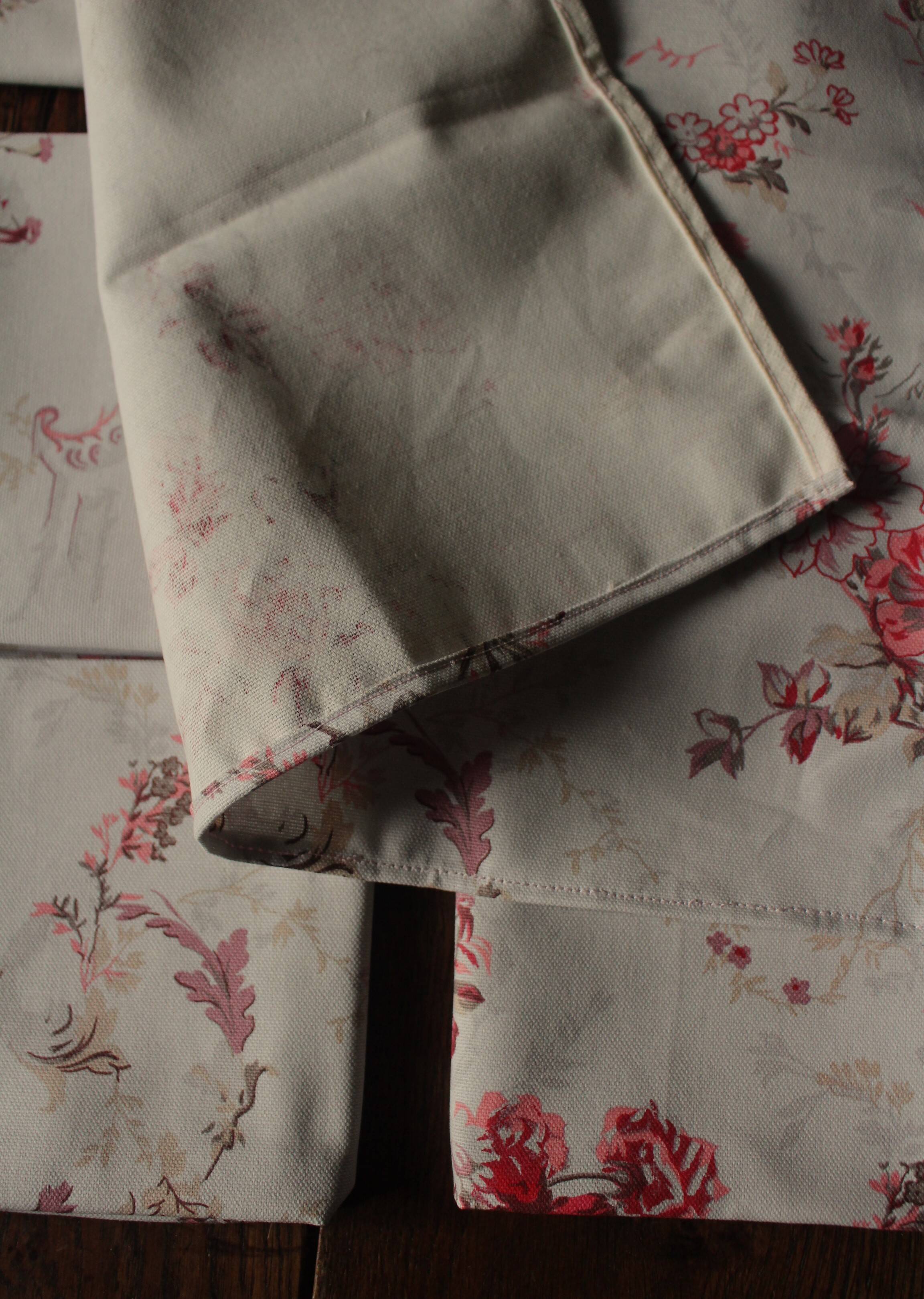 Un lot de 6 serviettes de table bleu gris fleurs roses