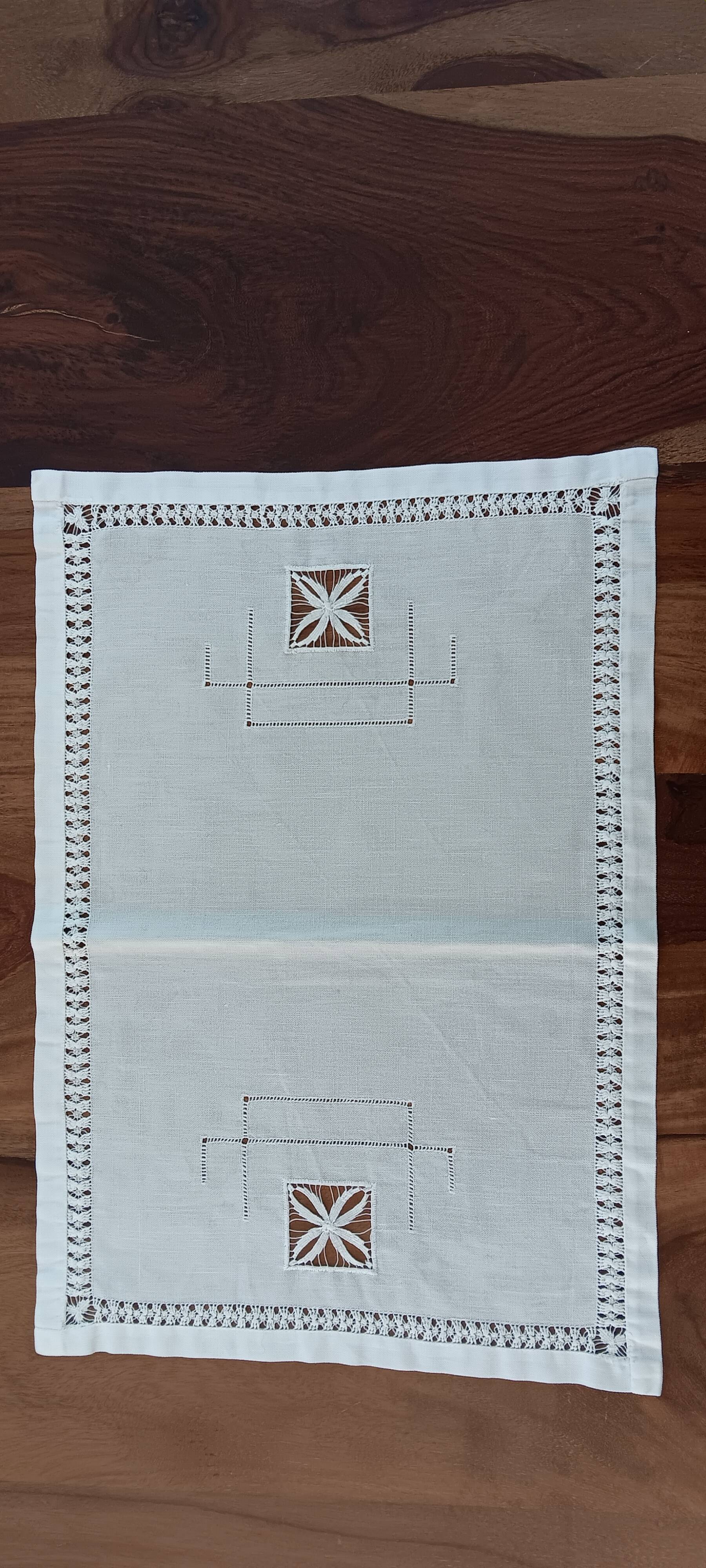 Napperon brodé lin blanc vintage