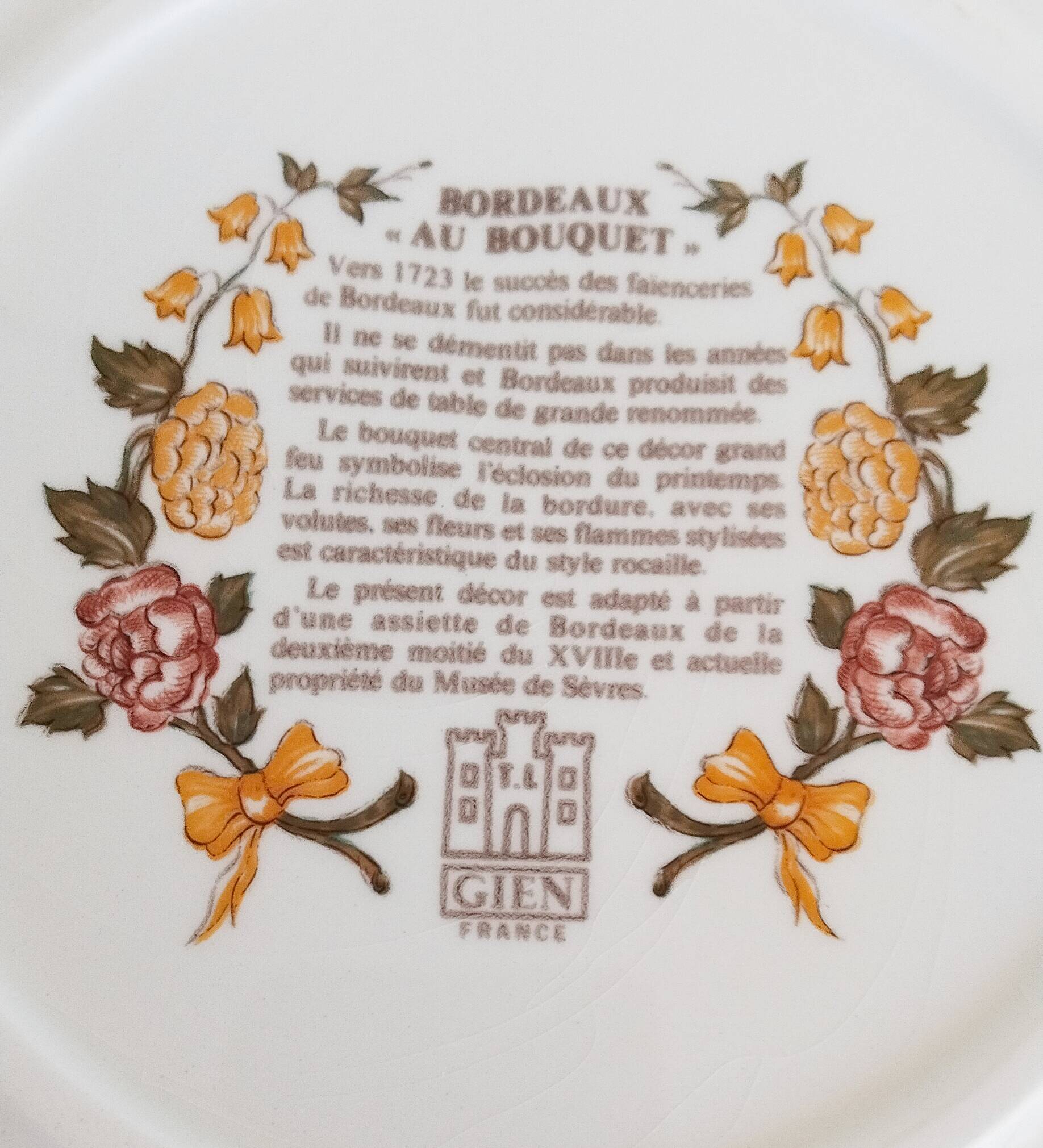 Flat plate in Gien earthenware, Bordeaux "Au Bouquet" model