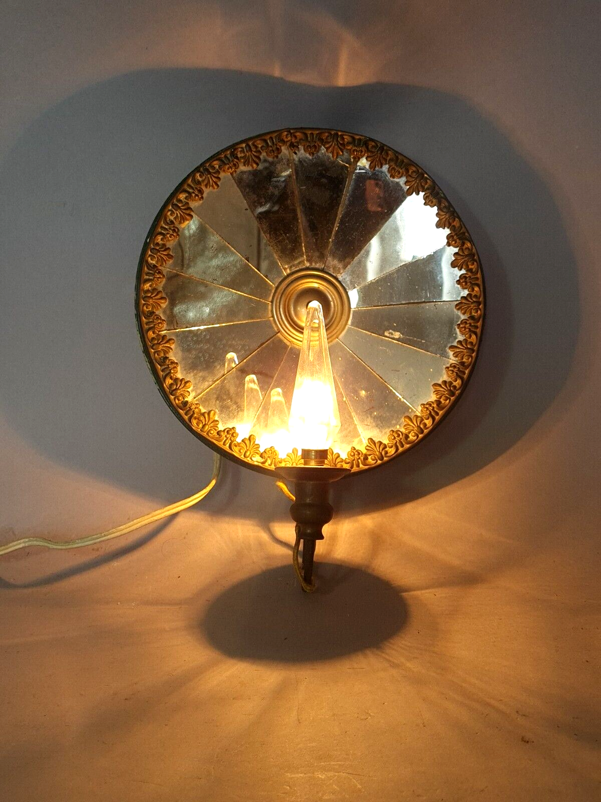 Old wall lamp with reflective mirrors SB185