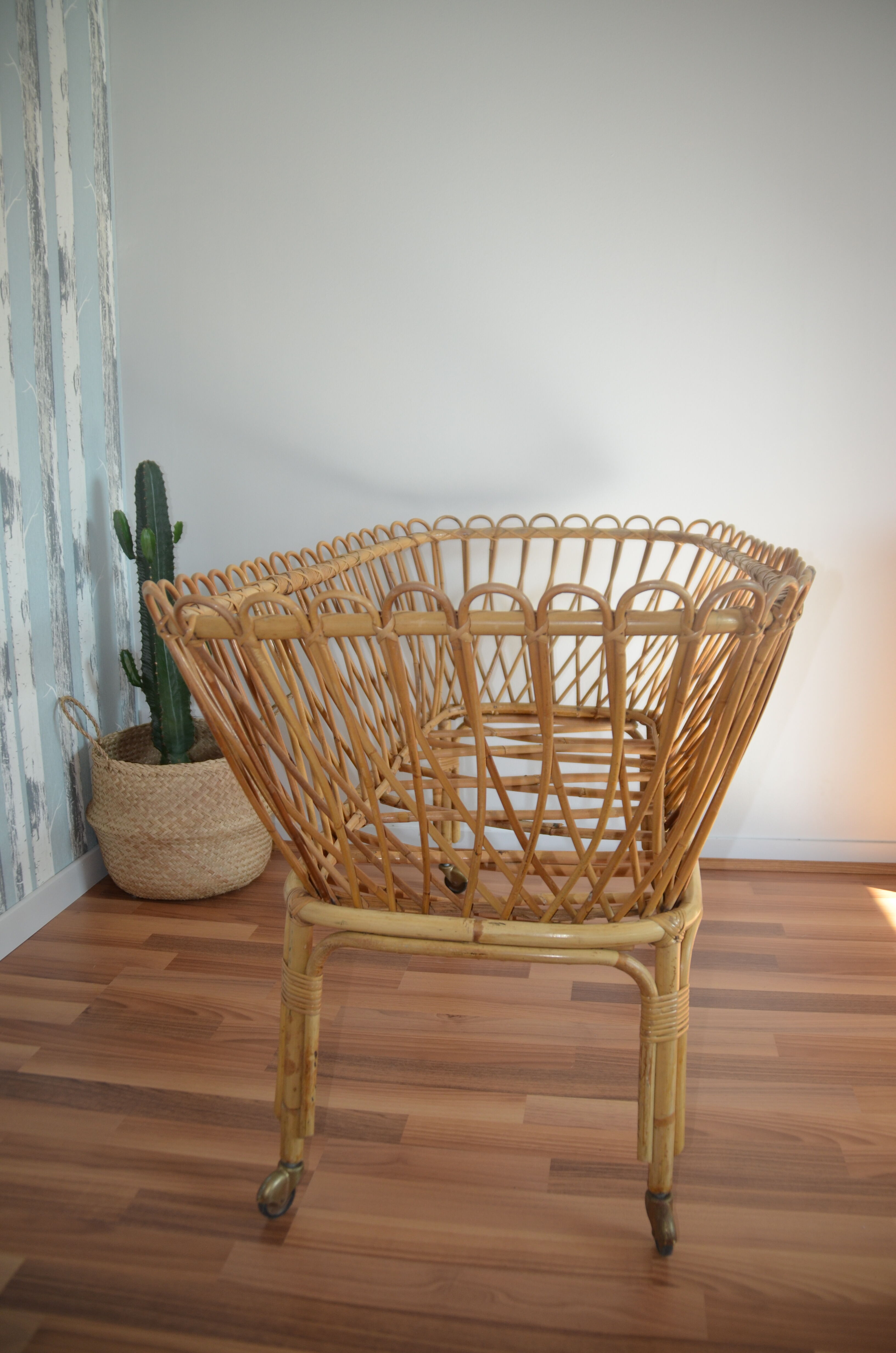 Baby vintage rattan bed