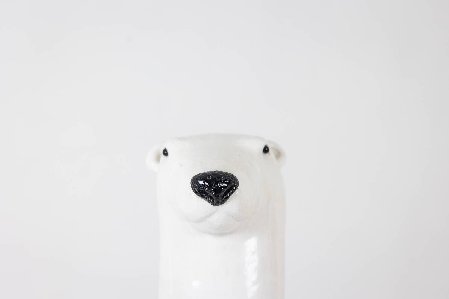 Valérie Courtet. Ours présentant 3 animaux. Contemporain.