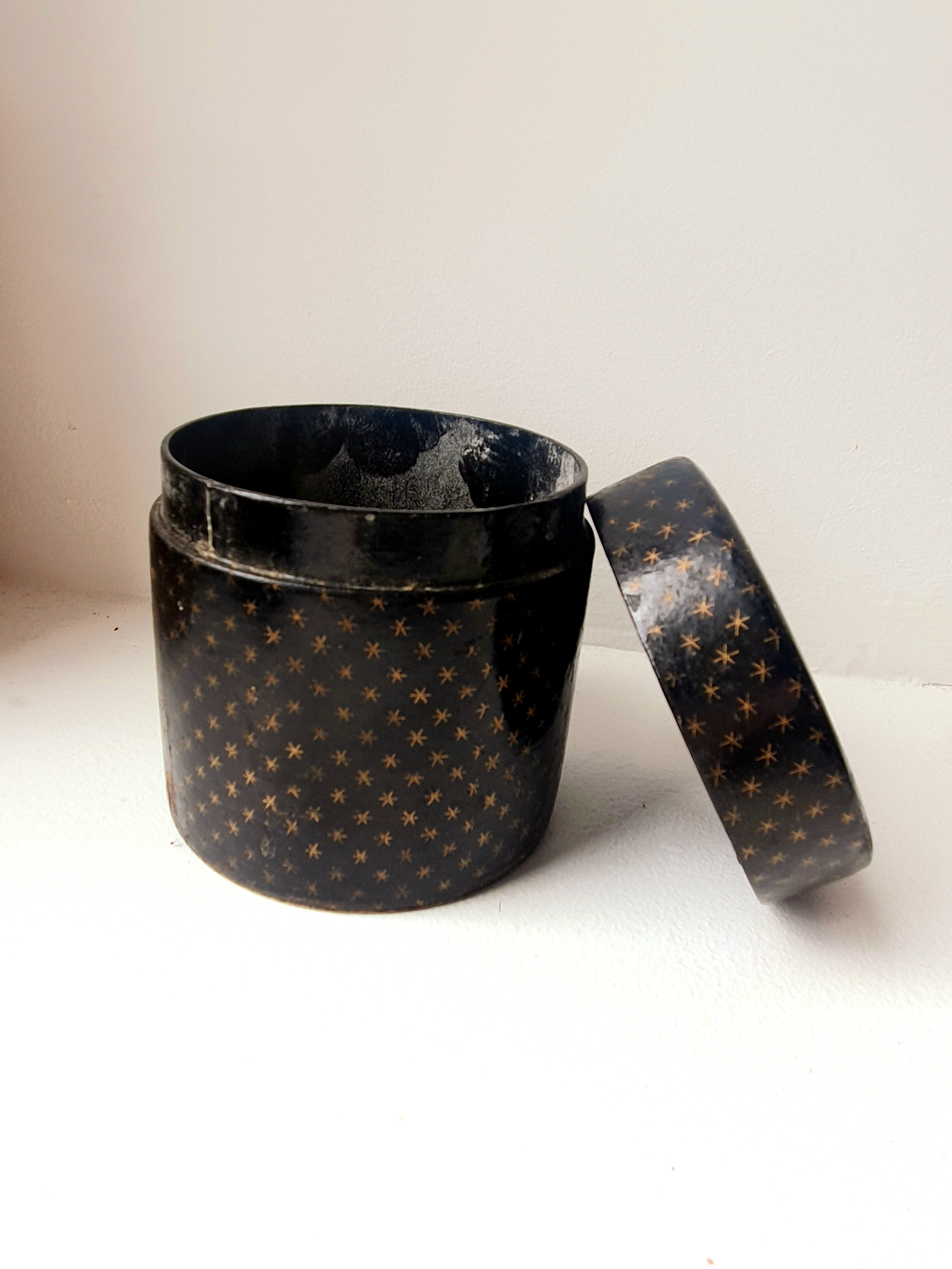 Old powder box nineteenth century