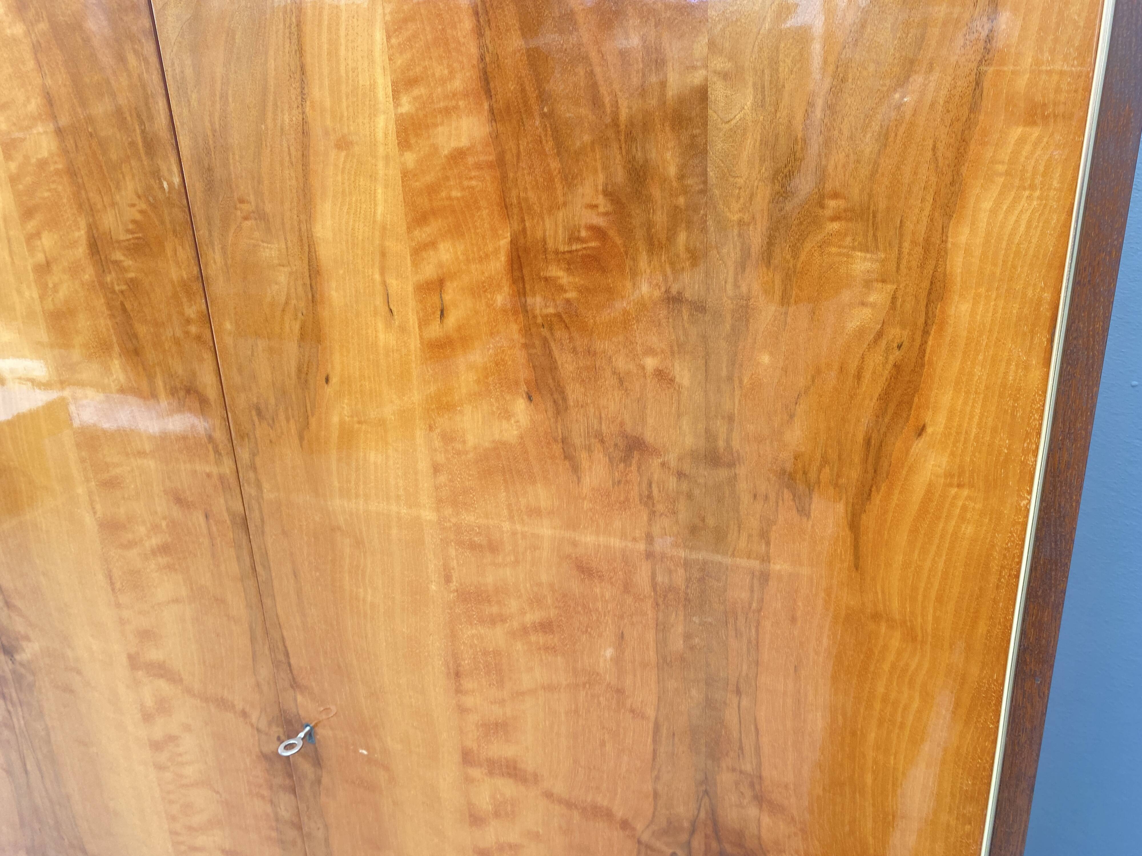 Armoire en noyer de Jitona, années 1970, Tchécoslovaquie