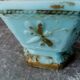 Sucrier en oplaine de foire turquoise signe vallerysthal decor de papillons