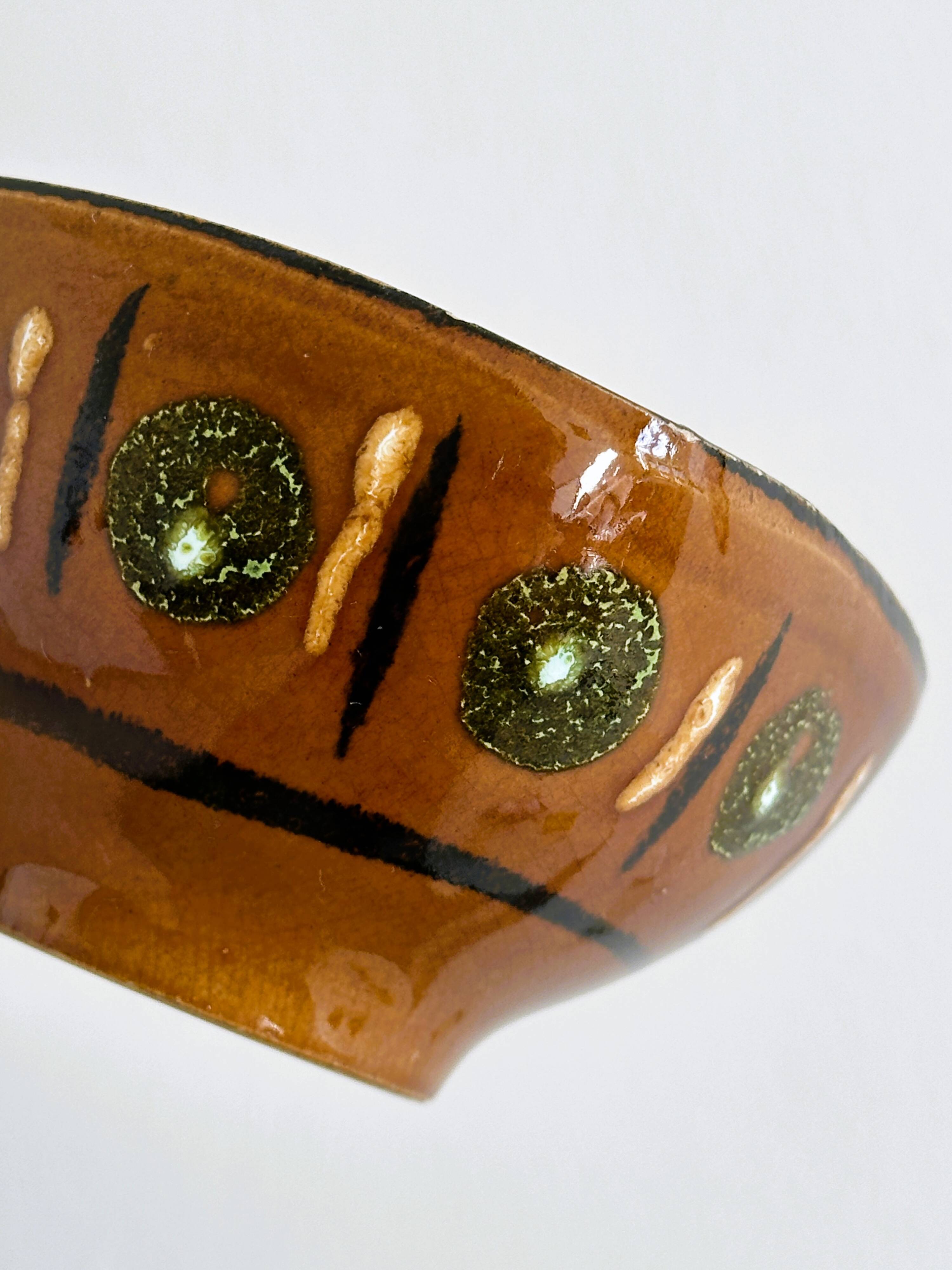 3 ceramic bowls.