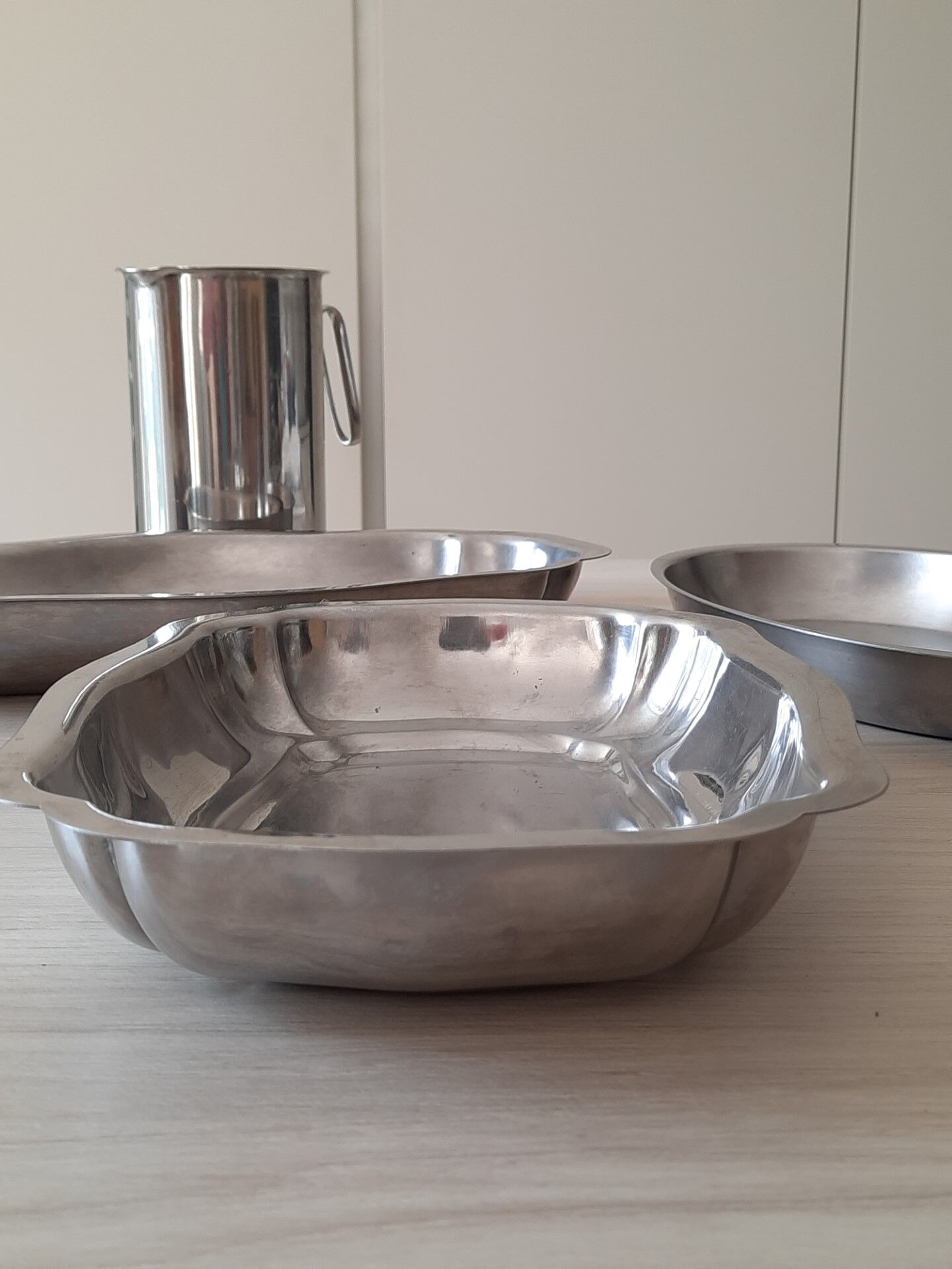 Set of 3 dishes and 1 stainless steel pitcher