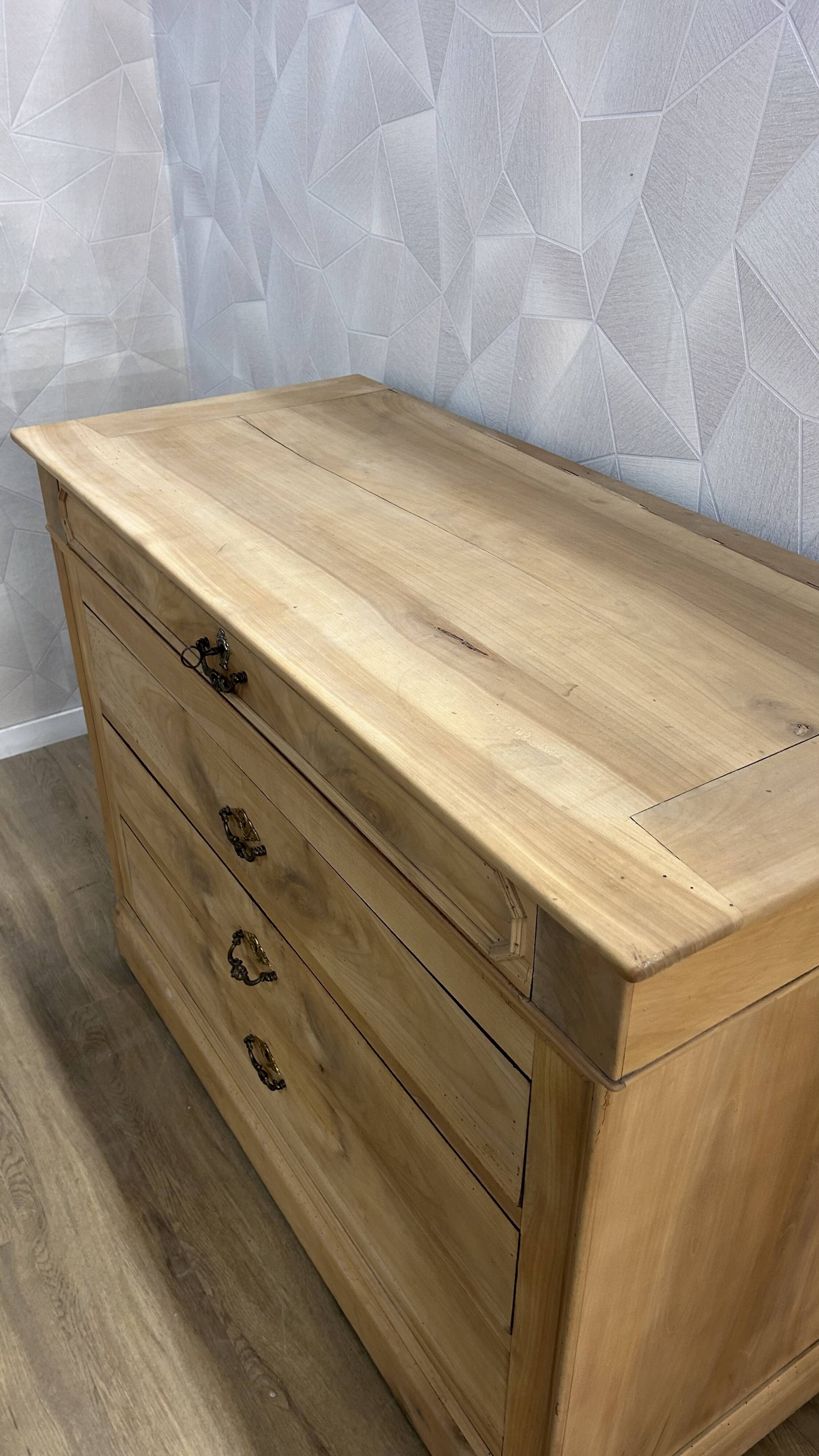 Louis Philipe airbrushed chest of drawers with 4 drawers