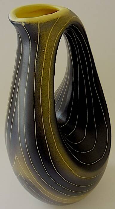 Earthenware vase decorated with yellow lines on a black and yellow background