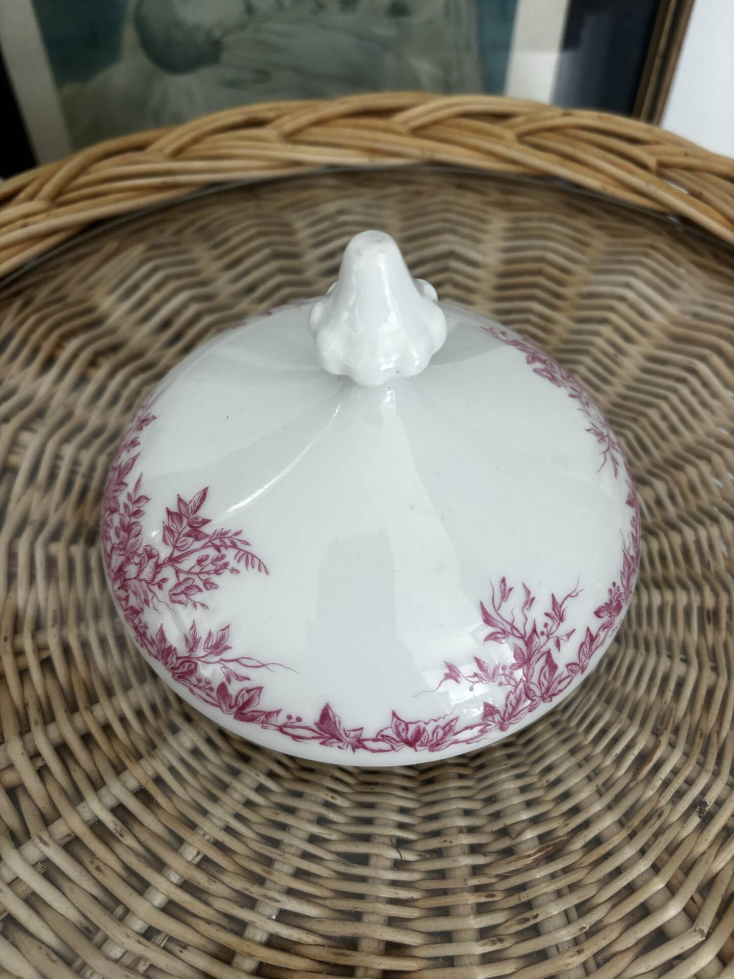 Superb antique sugar bowl in fine porcelain with a floral design in old rose.