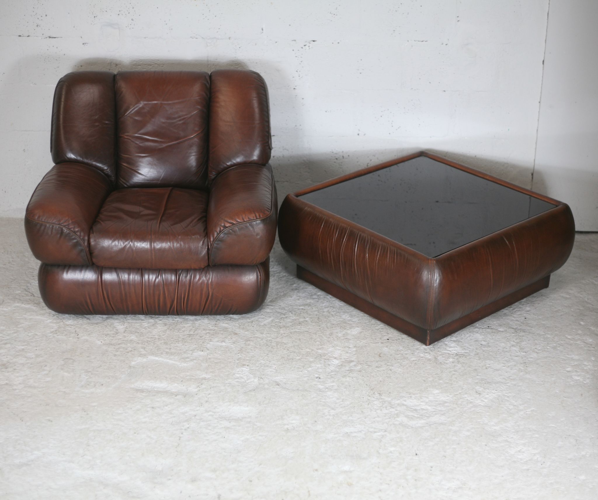 Ensemble fauteuil et table basse cuir, Italie, circa 1970. space age