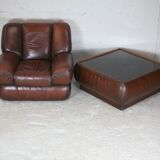 Ensemble fauteuil et table basse cuir, Italie, circa 1970. space age