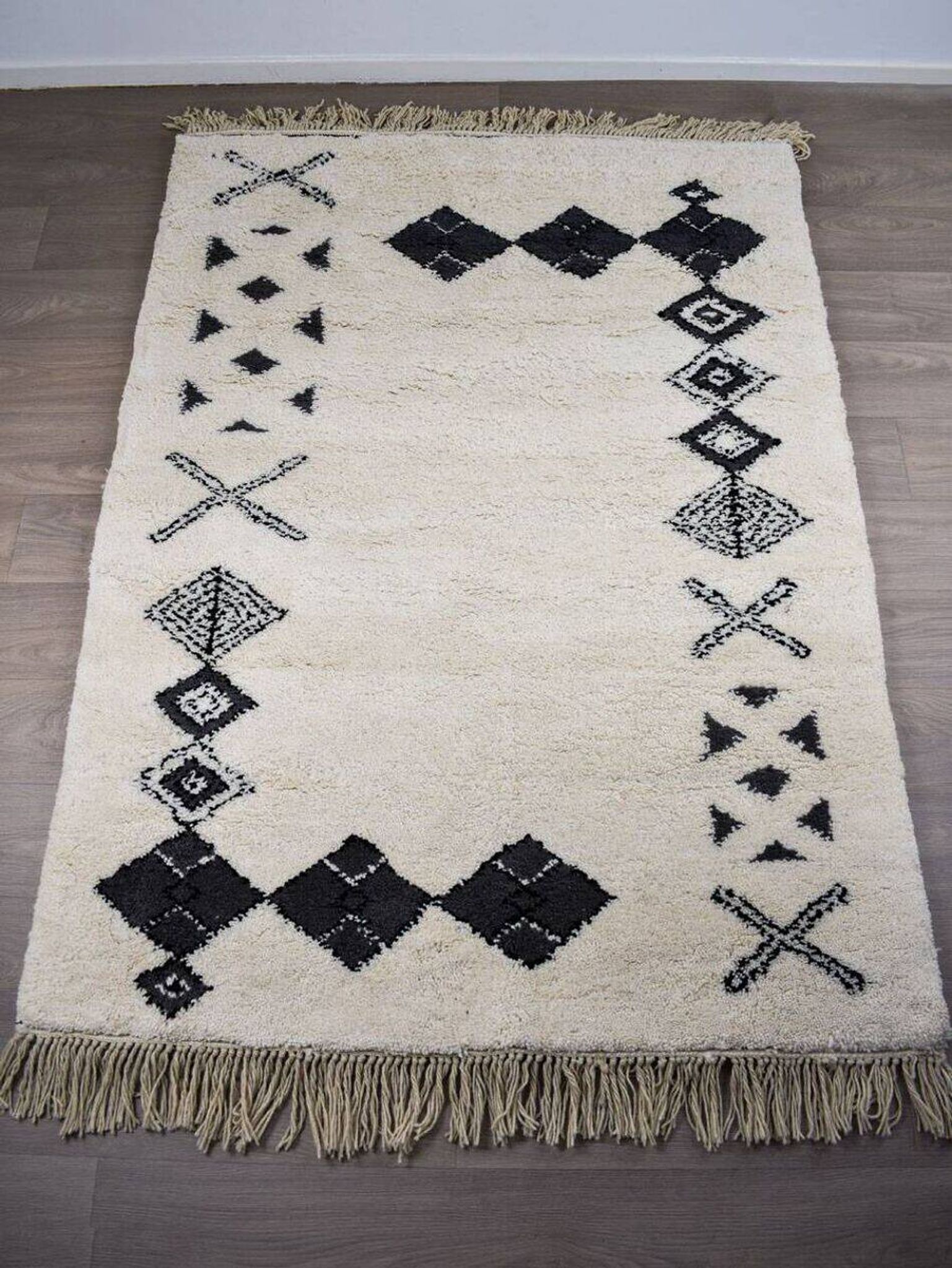 White handmade traditional wool rug 300/200cm
