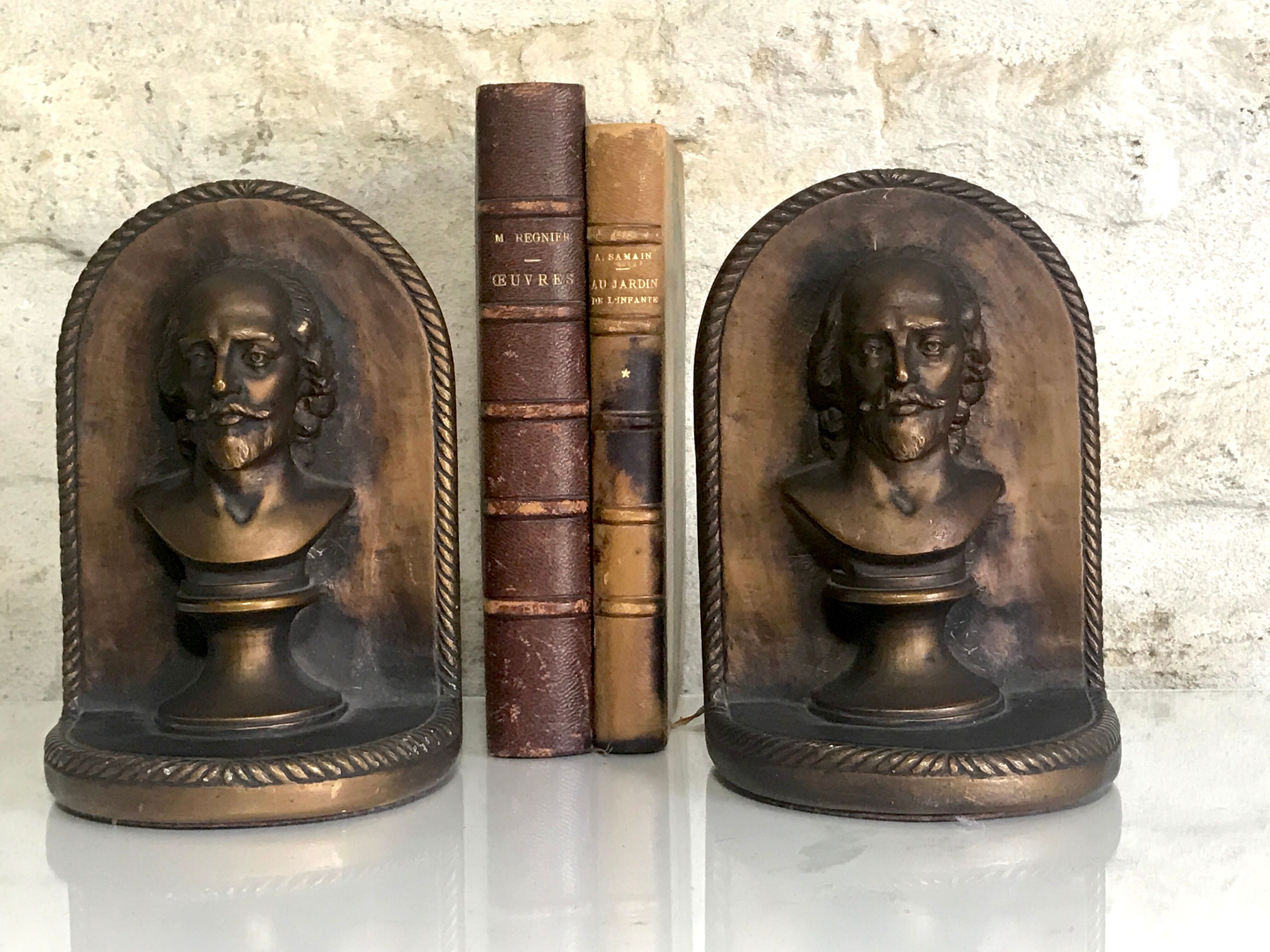 Antique bookends, Bust figure in bronze patinated plaster. 19 x 13 cm
