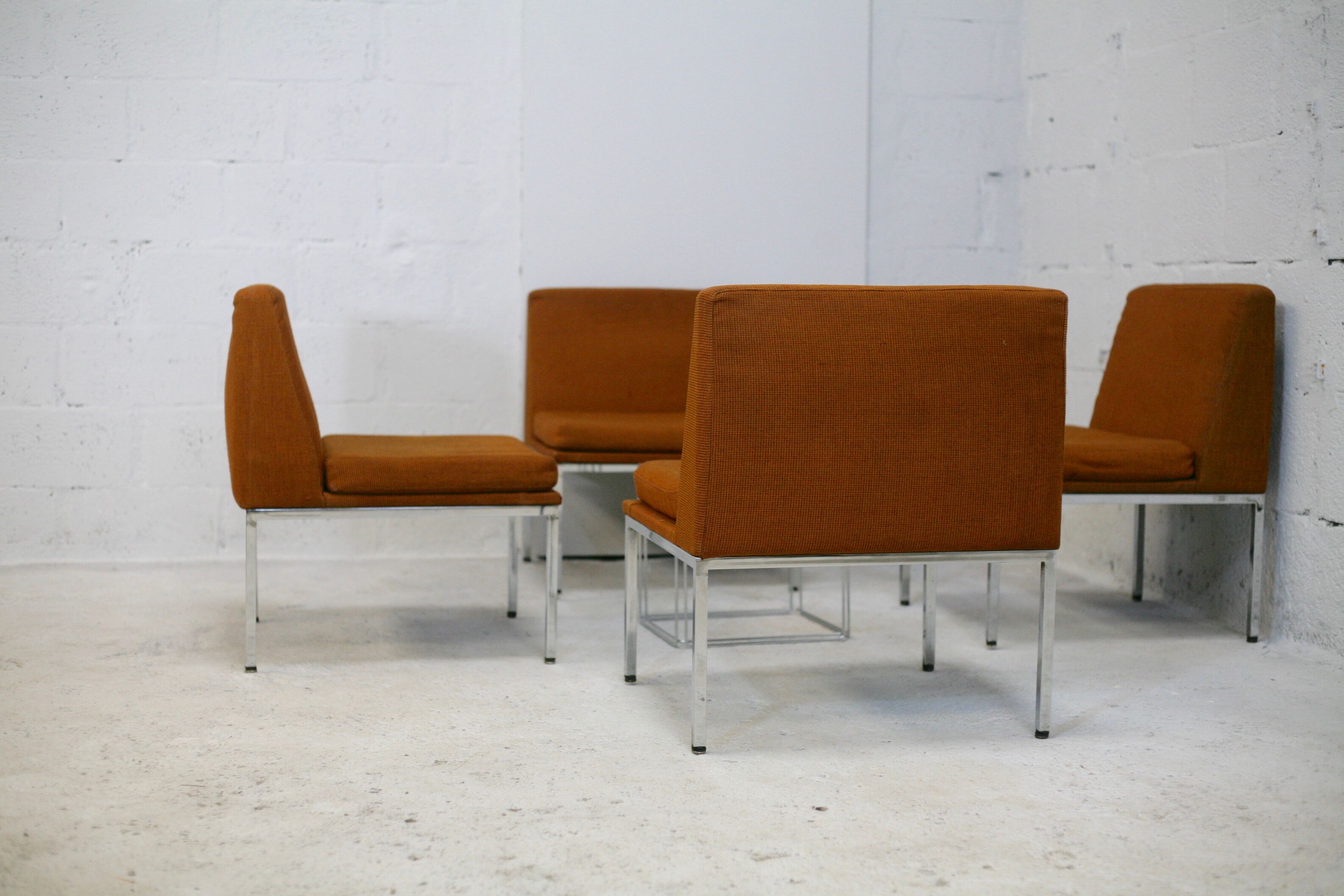 Ensemble de 10 chauffeuses de Louis Baillon, édition Planforms formant canapé modulable, circa 1950