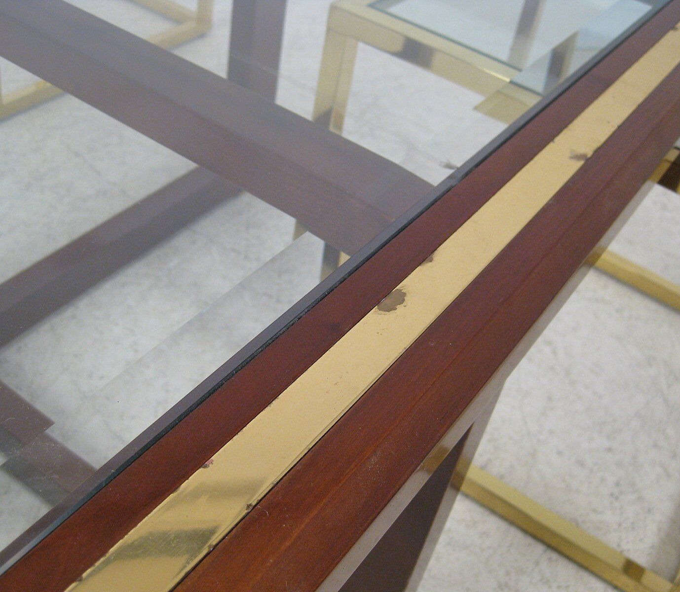 Coffee table with 4 pieces of wooden sofa and gilded brass