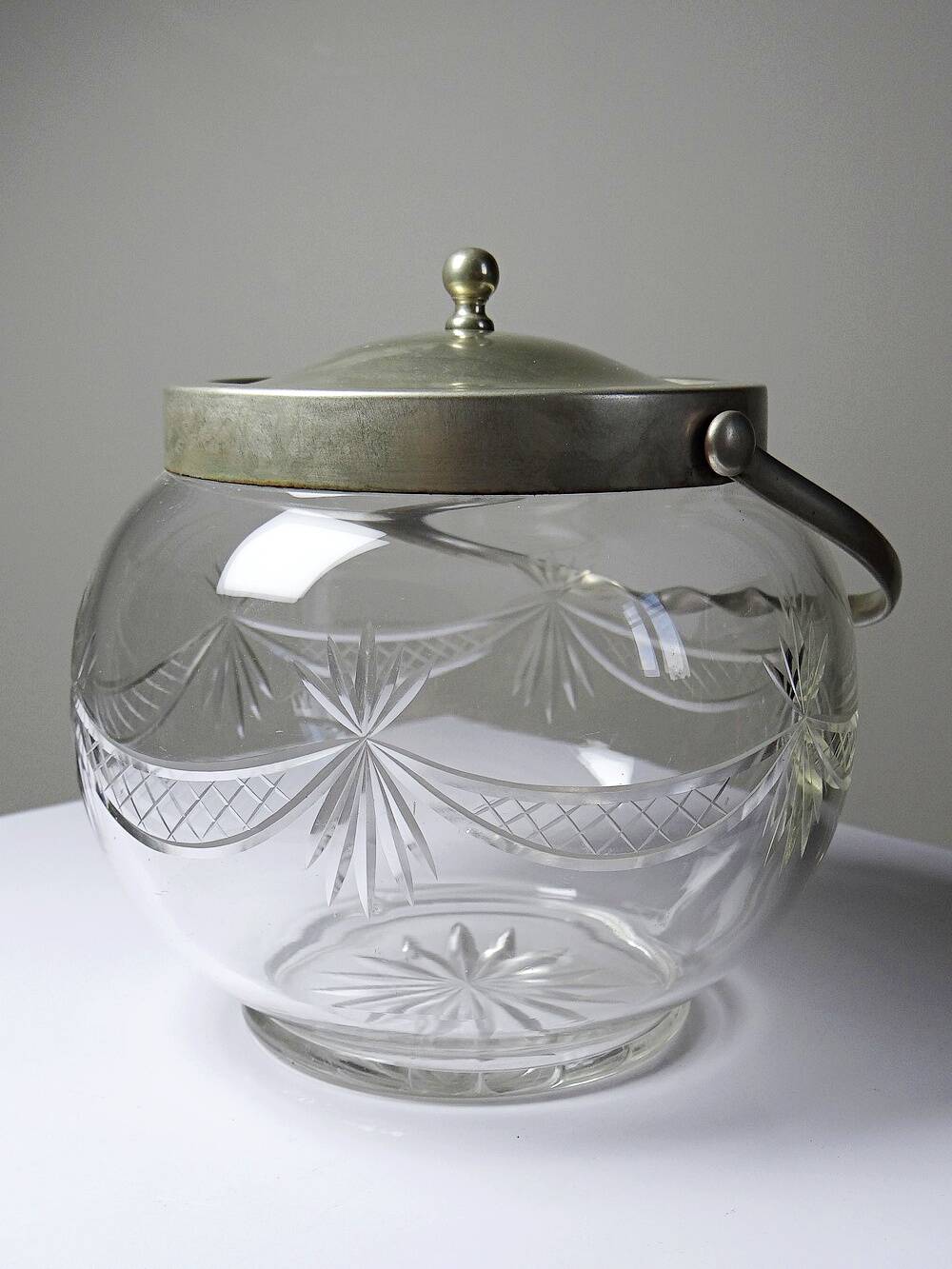 Pot/bowl with a bubble design, antique engraved crystal from Bohemia and silver-plated metal, 1920-1940.