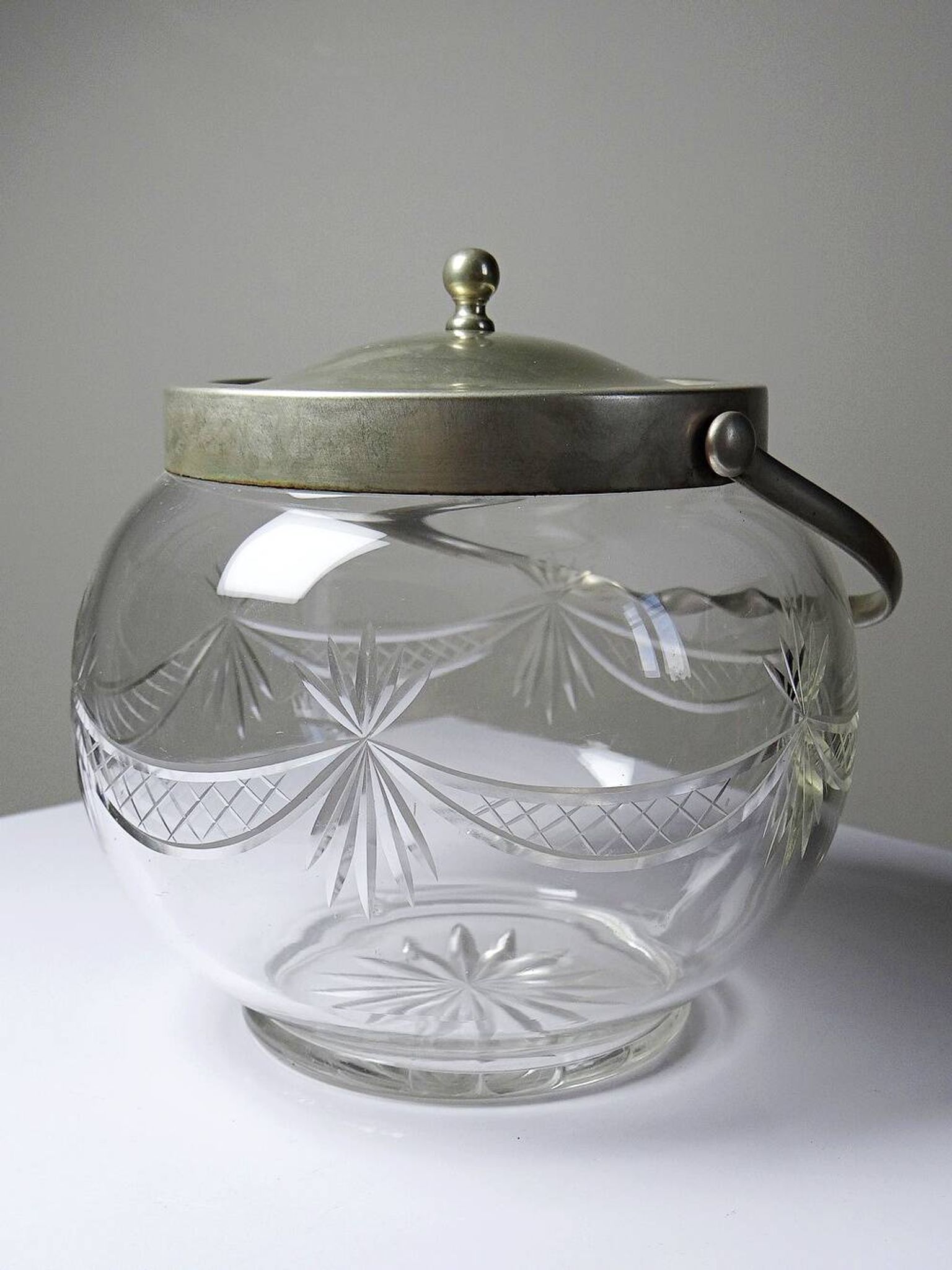 Pot/bowl with a bubble design, antique engraved crystal from Bohemia and silver-plated metal, 1920-1940.