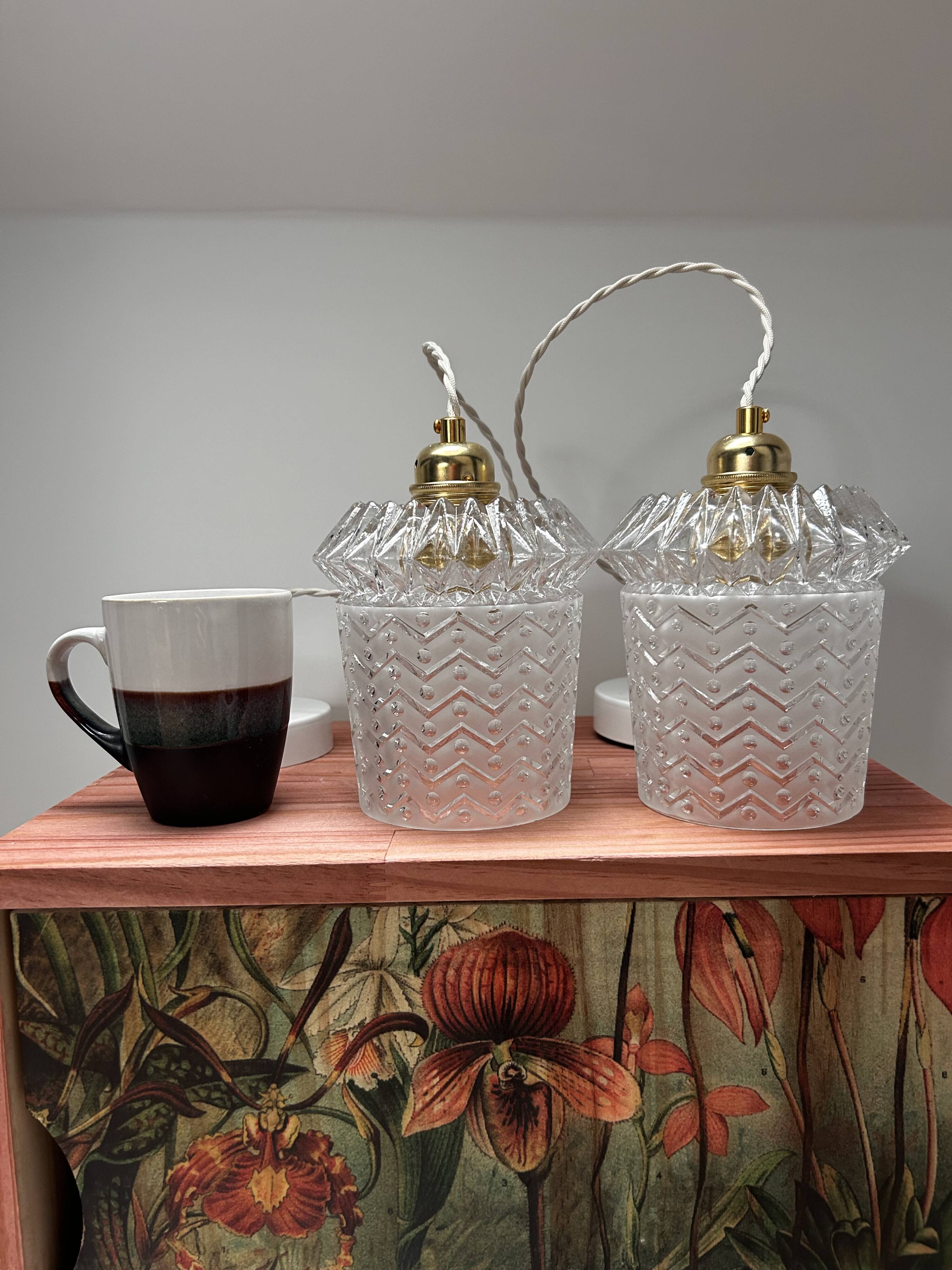 Paire de suspensions vintage en verre ciselé
