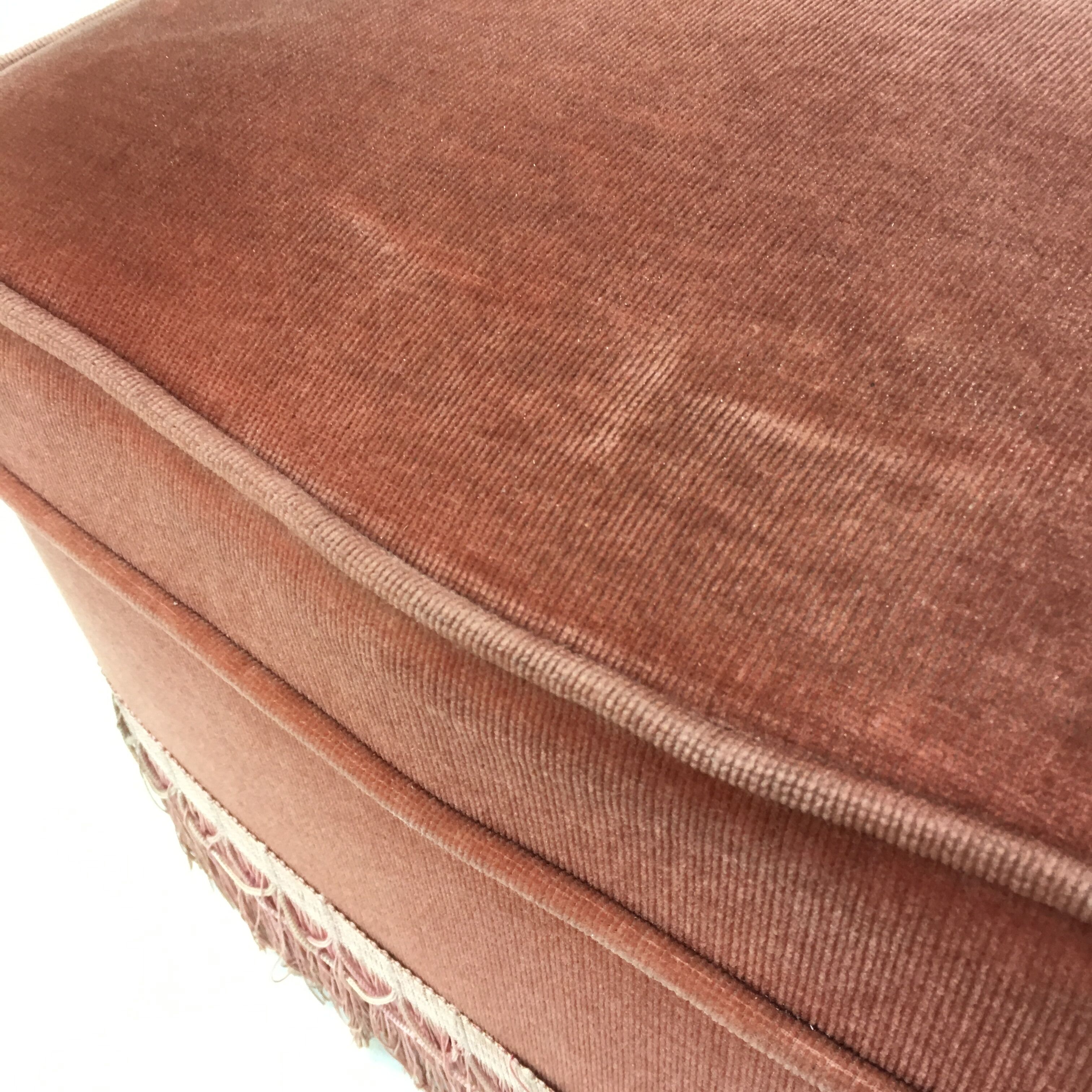 Velvet pouf in old pink color with fringes