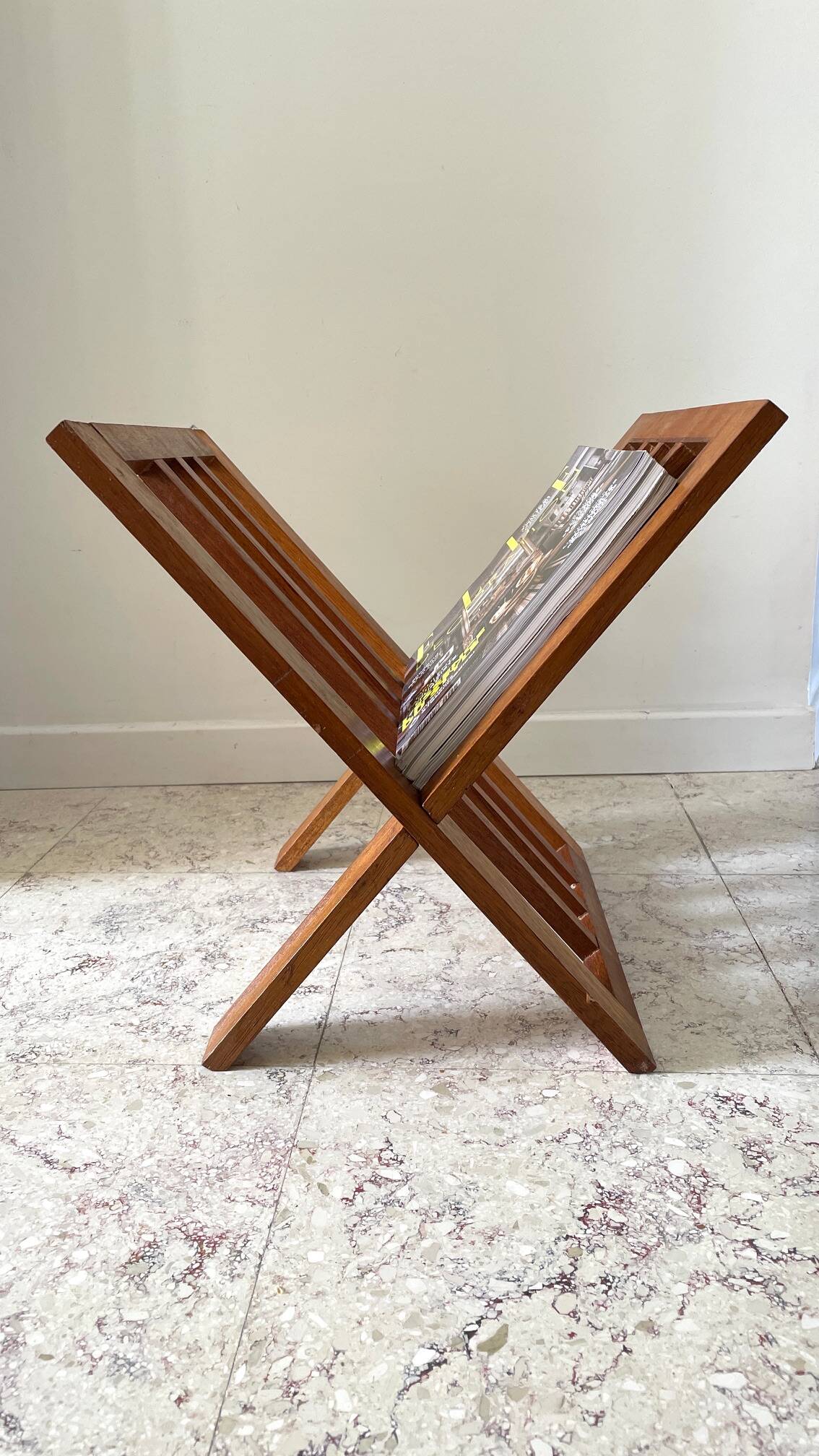 Vintage design geometric magazine rack