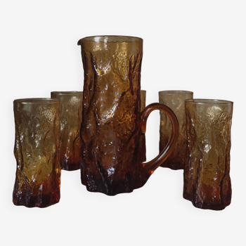 Pitcher and its glasses in amber glass