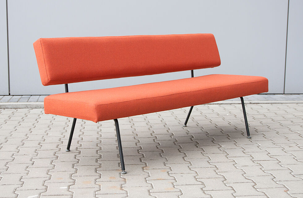 Sofa model 32 designed by Florence Knoll for Knoll International
