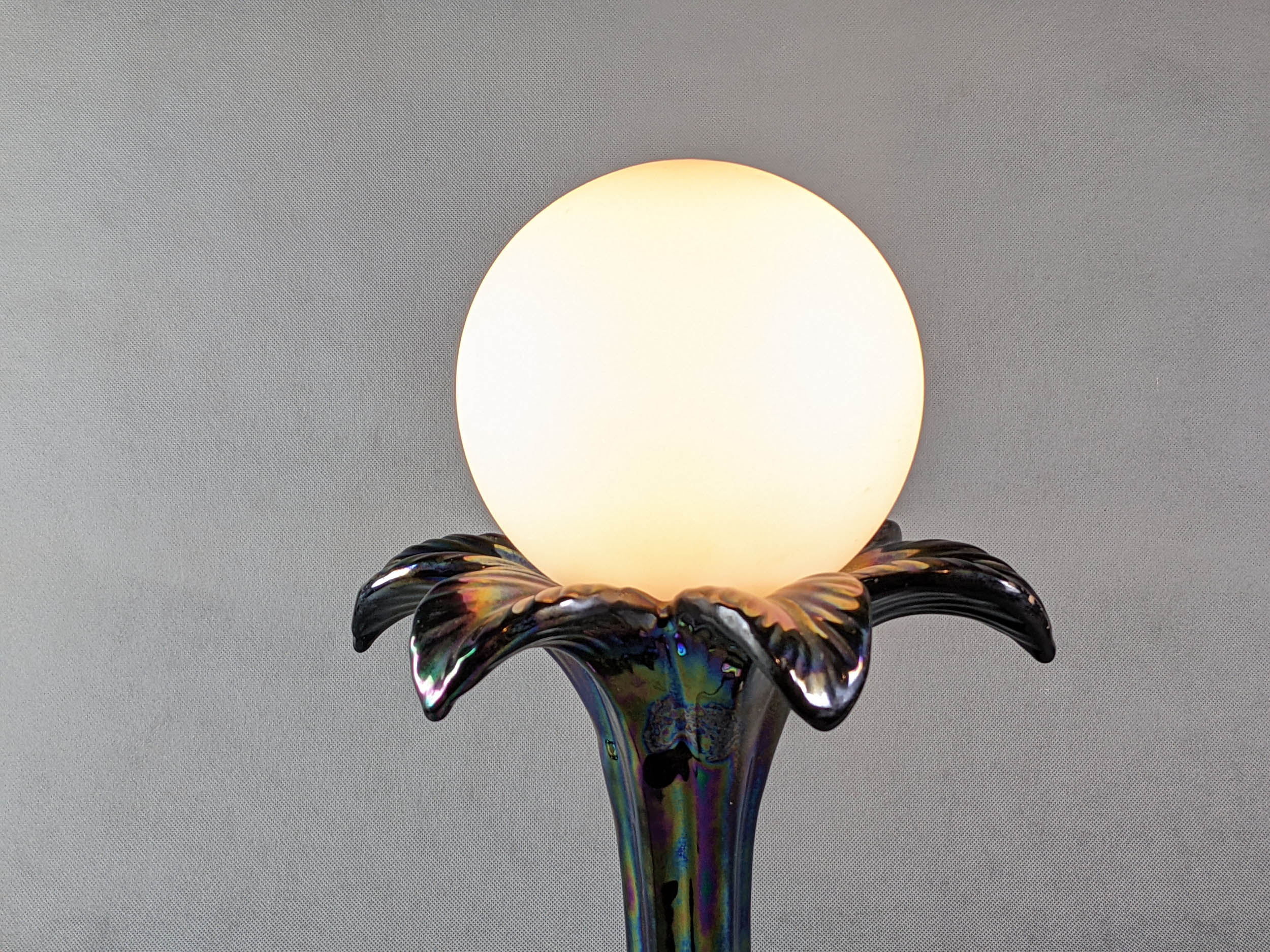 Ceramic lamp palm globe, Italian design 70-80, iridescent blue ceramic, white globe