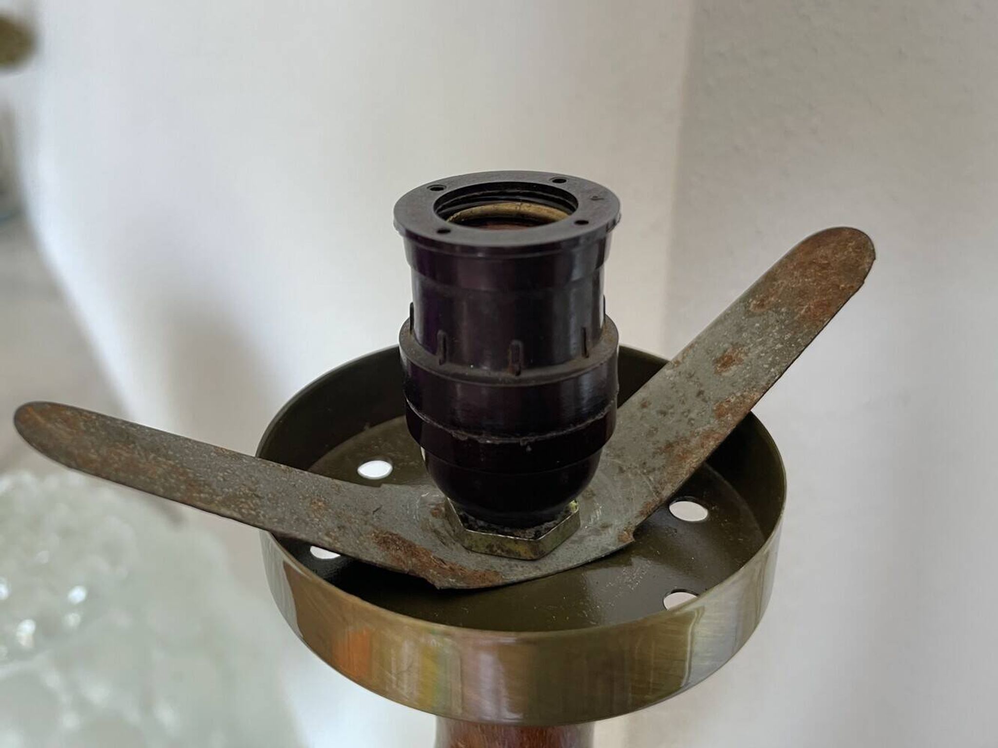 Grande lampe de table en bois avec verre dépoli