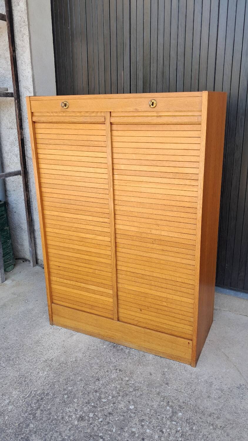 Curtain cabinet