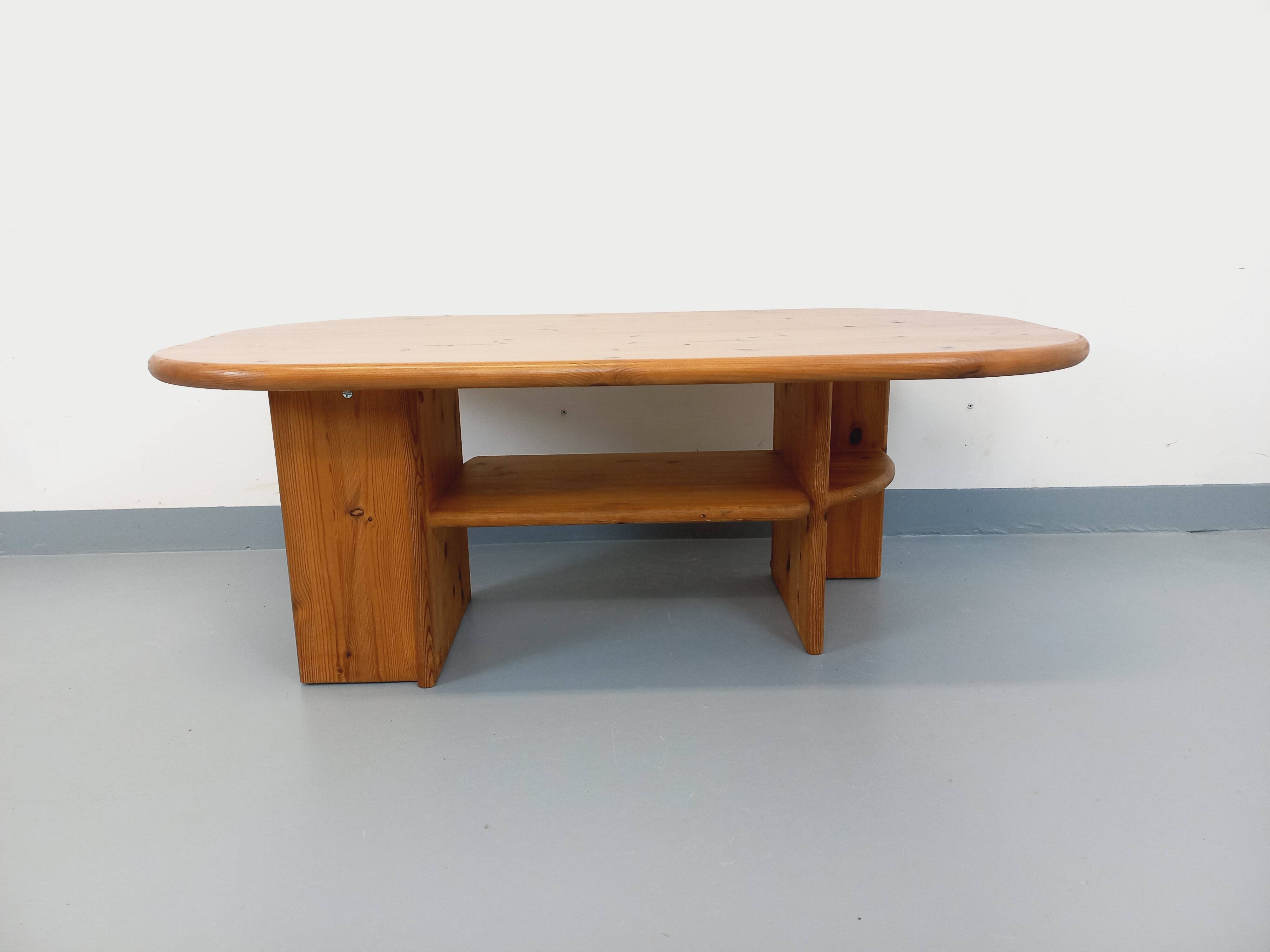 Vintage oval rectangular modernist coffee table in solid pine from the years.