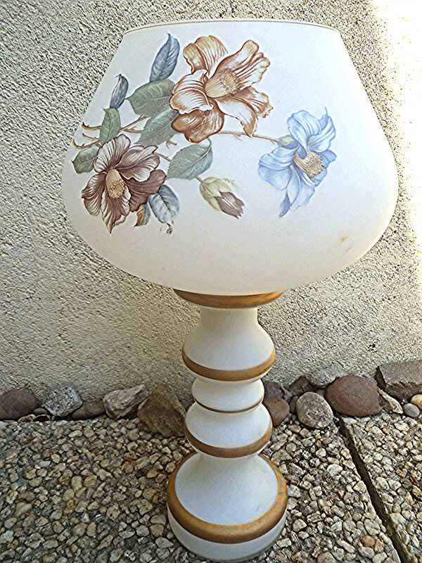 vase cornet opaline white